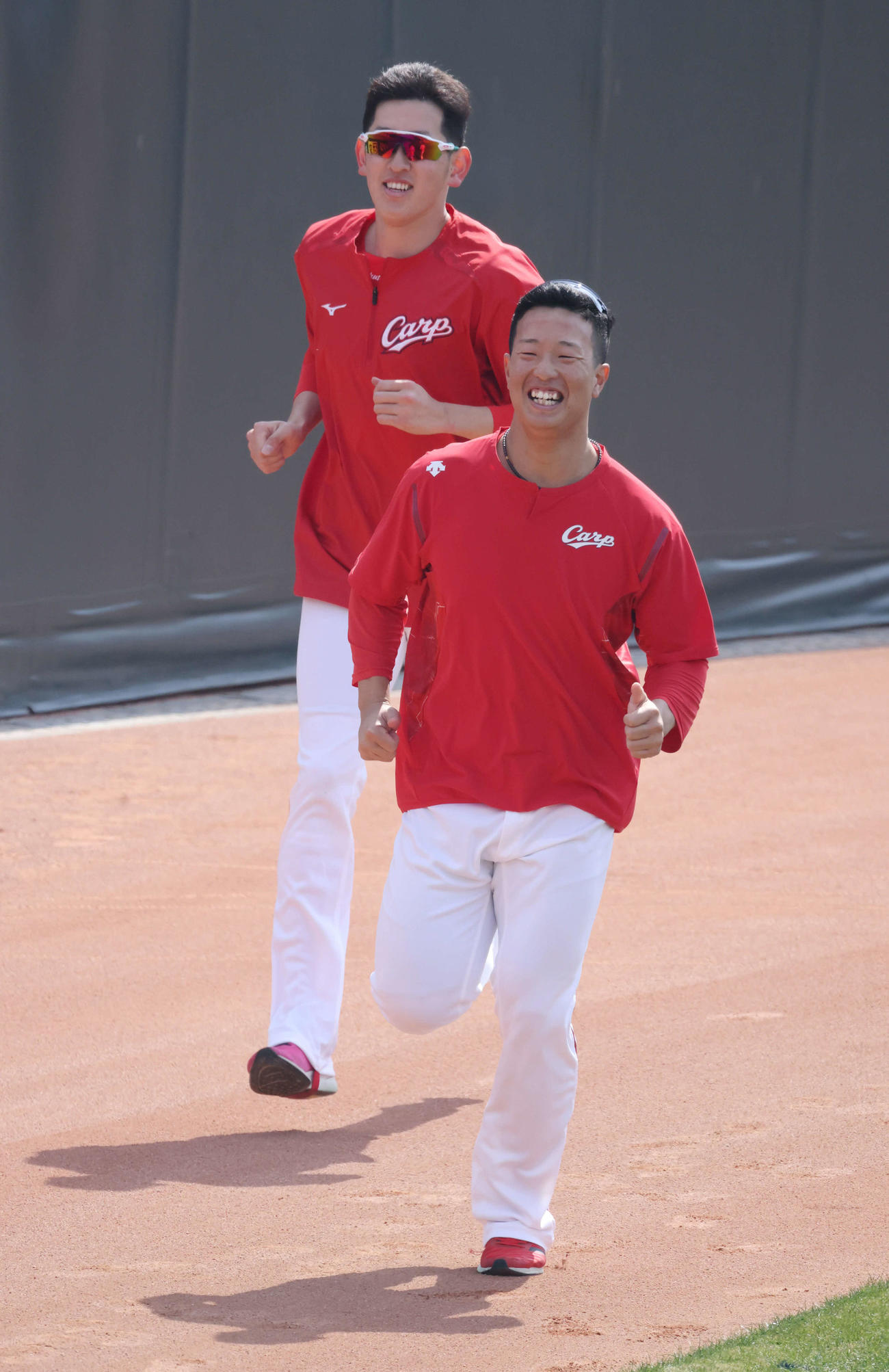 外野を走り込む塹江（右）と遠藤（撮影・加藤孝規）