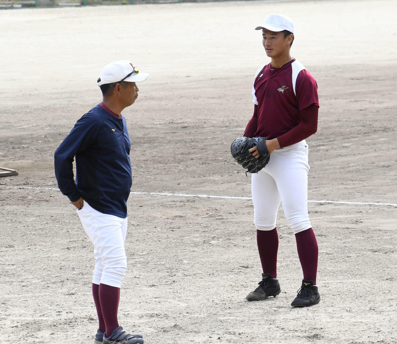 浜口監督（左）と話す高知・森木大智（撮影・中野椋）