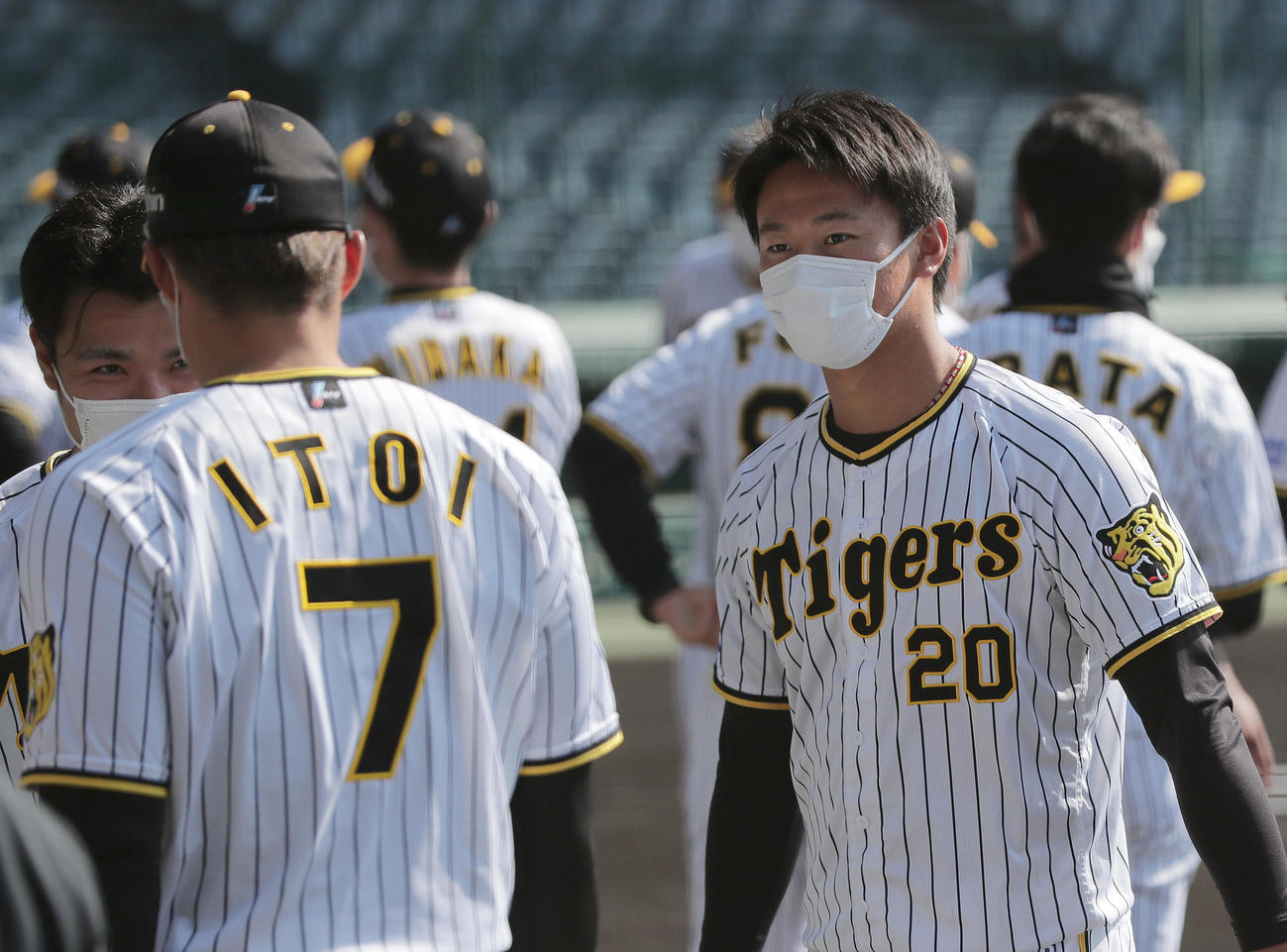 集合写真の撮影前、糸井に（手前）にあいさつする阪神森木（右）ら（撮影・前田充）