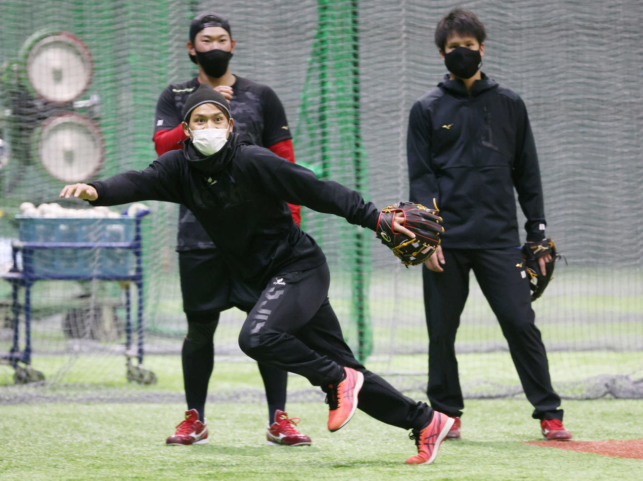 自主トレでノックを受ける広島田中広（2022年1月22日撮影）