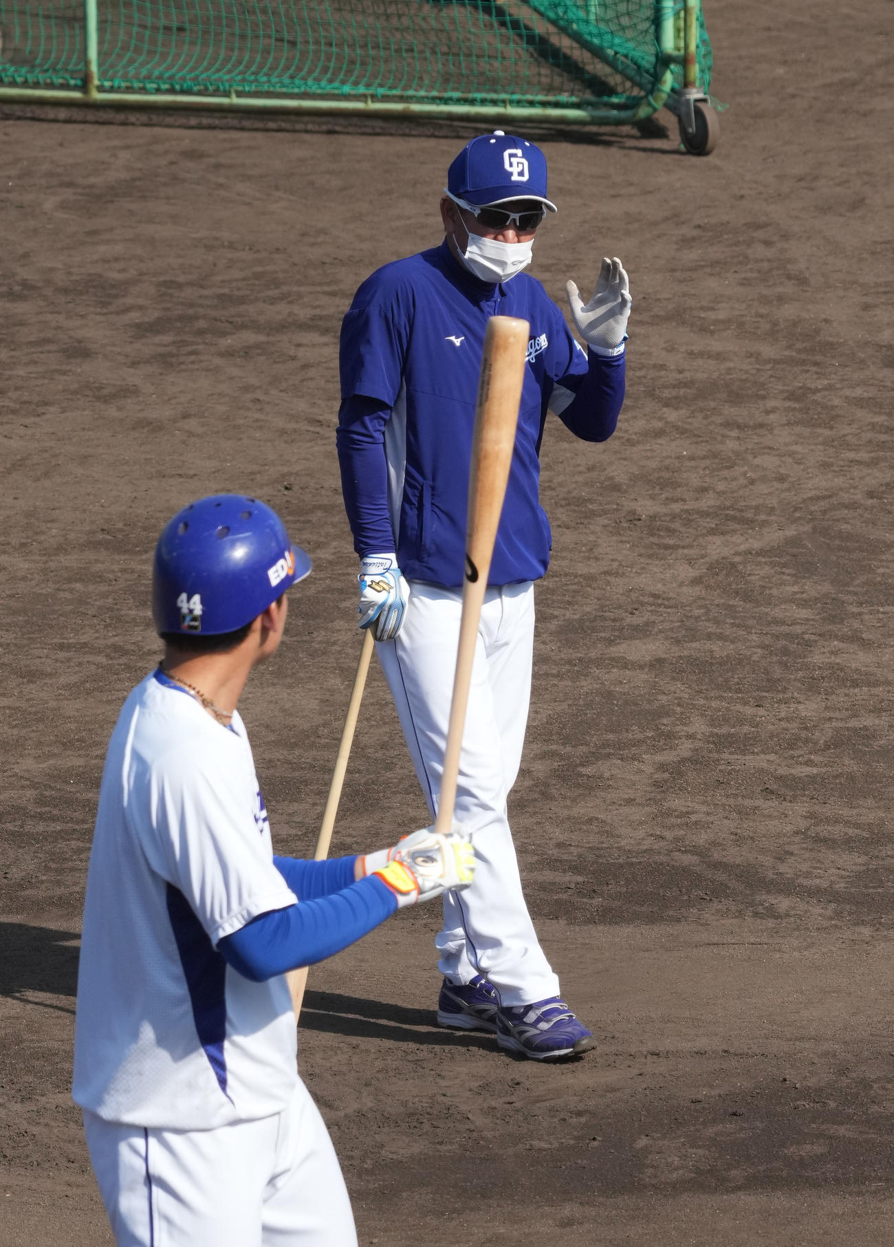 中日練習　石川昂（手前）にアドバイスをする立浪監督（奥）（撮影・森本幸一）