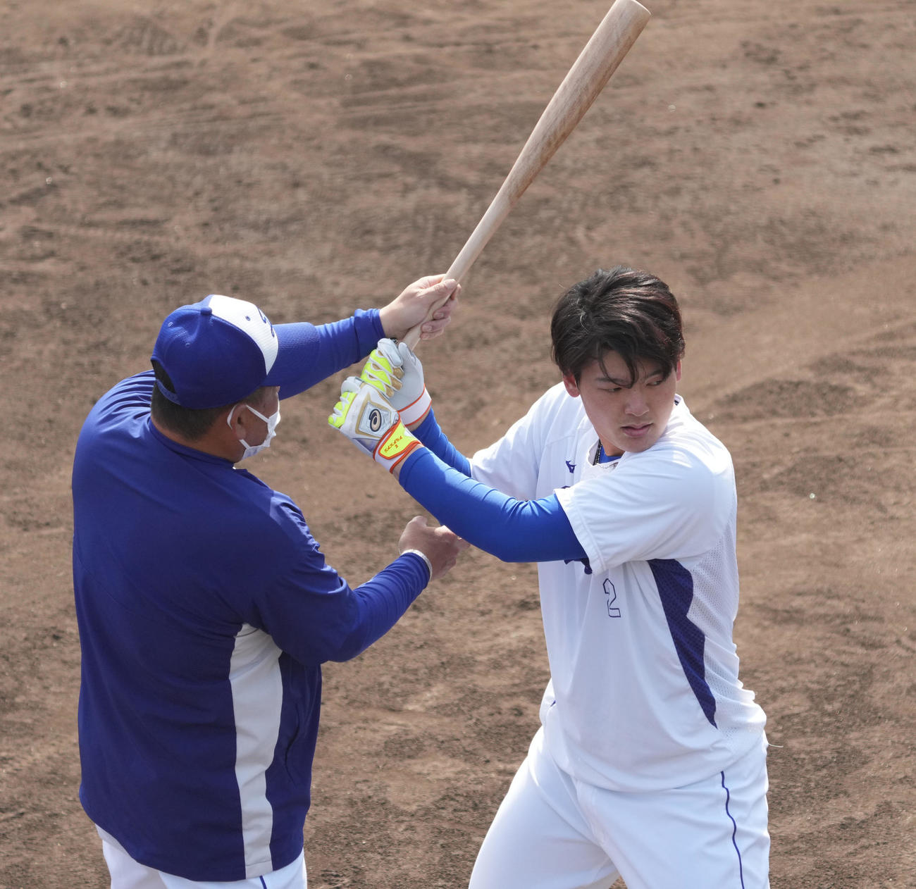 中日練習　中村紀打撃コーチ（左）からアドバイスを受ける石川昂（右）（撮影・森本幸一）
