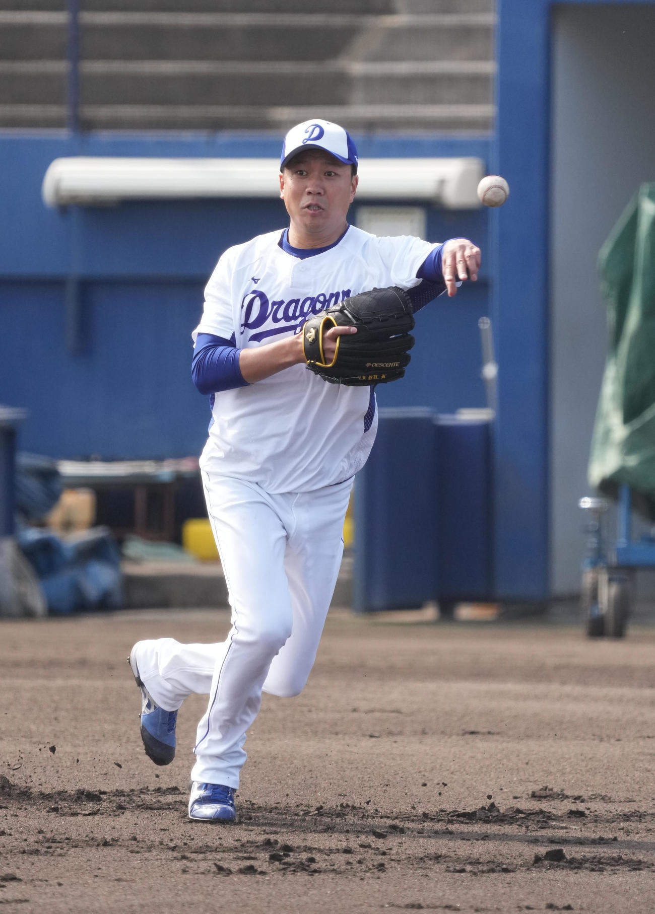 ノックを受け三塁へ送球する大野雄（撮影・森本幸一）