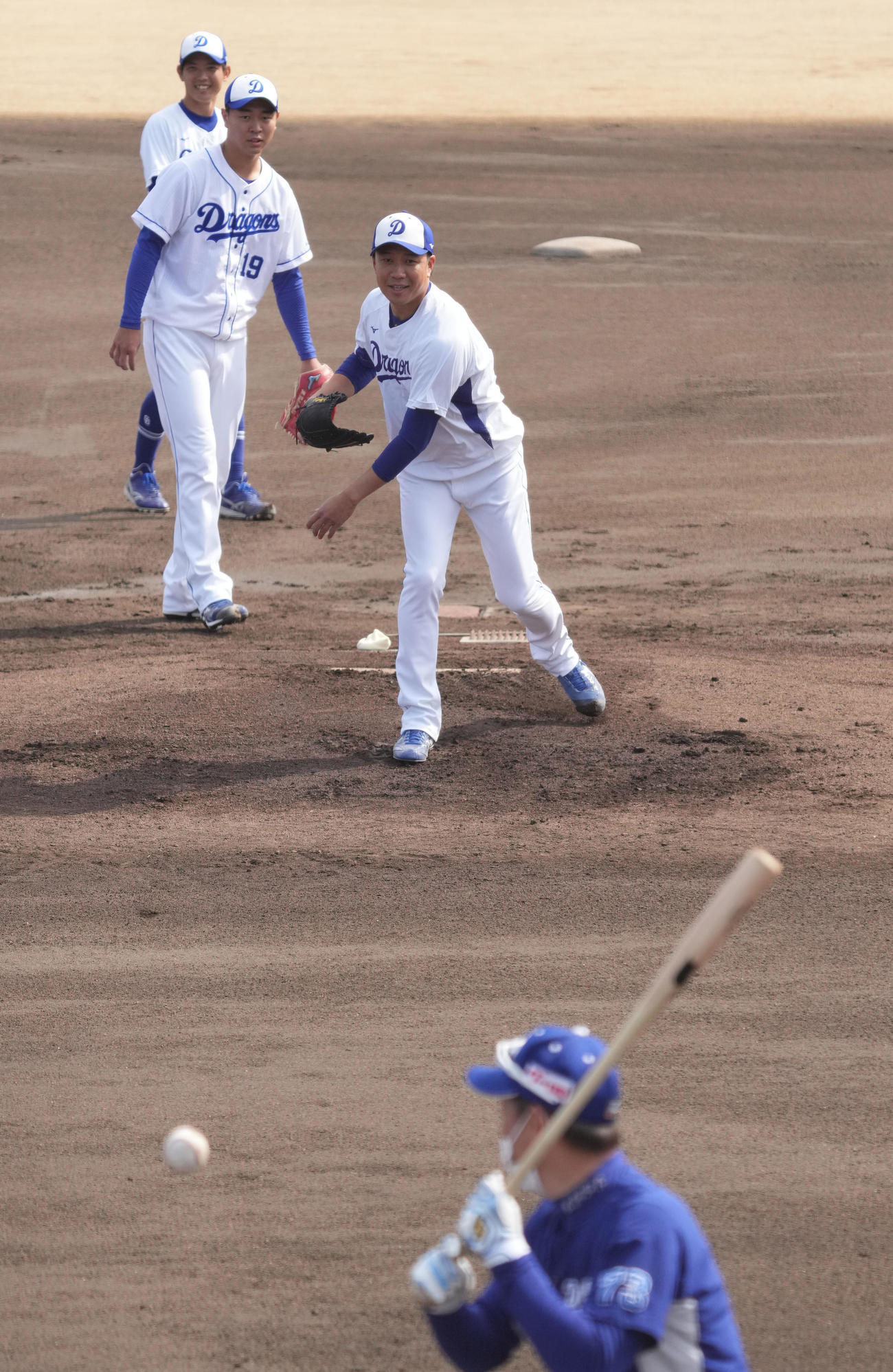 中日練習　立浪監督（手前）からノックを受ける大野雄（撮影・森本幸一）