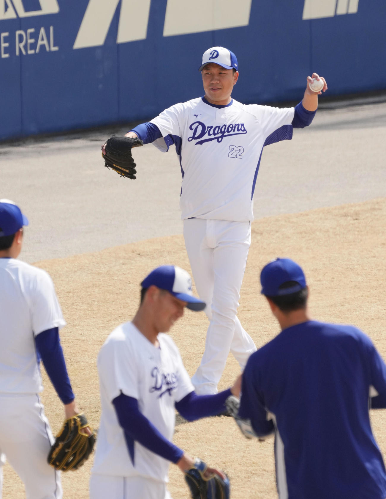 中日練習　キャッチボールをする大野雄（撮影・森本幸一）