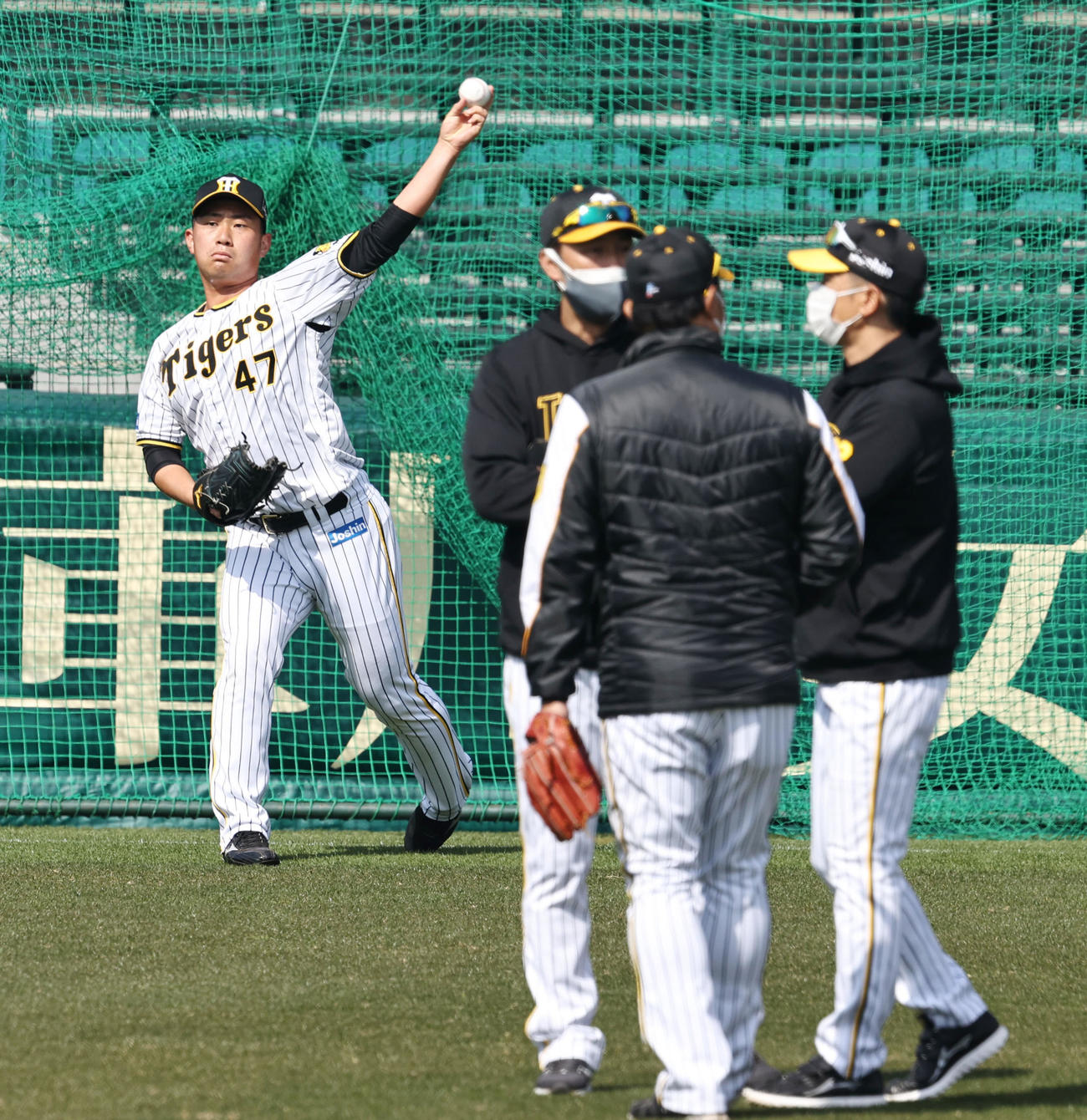 キャッチボールする桐敷。右端は矢野監督（撮影・加藤哉）