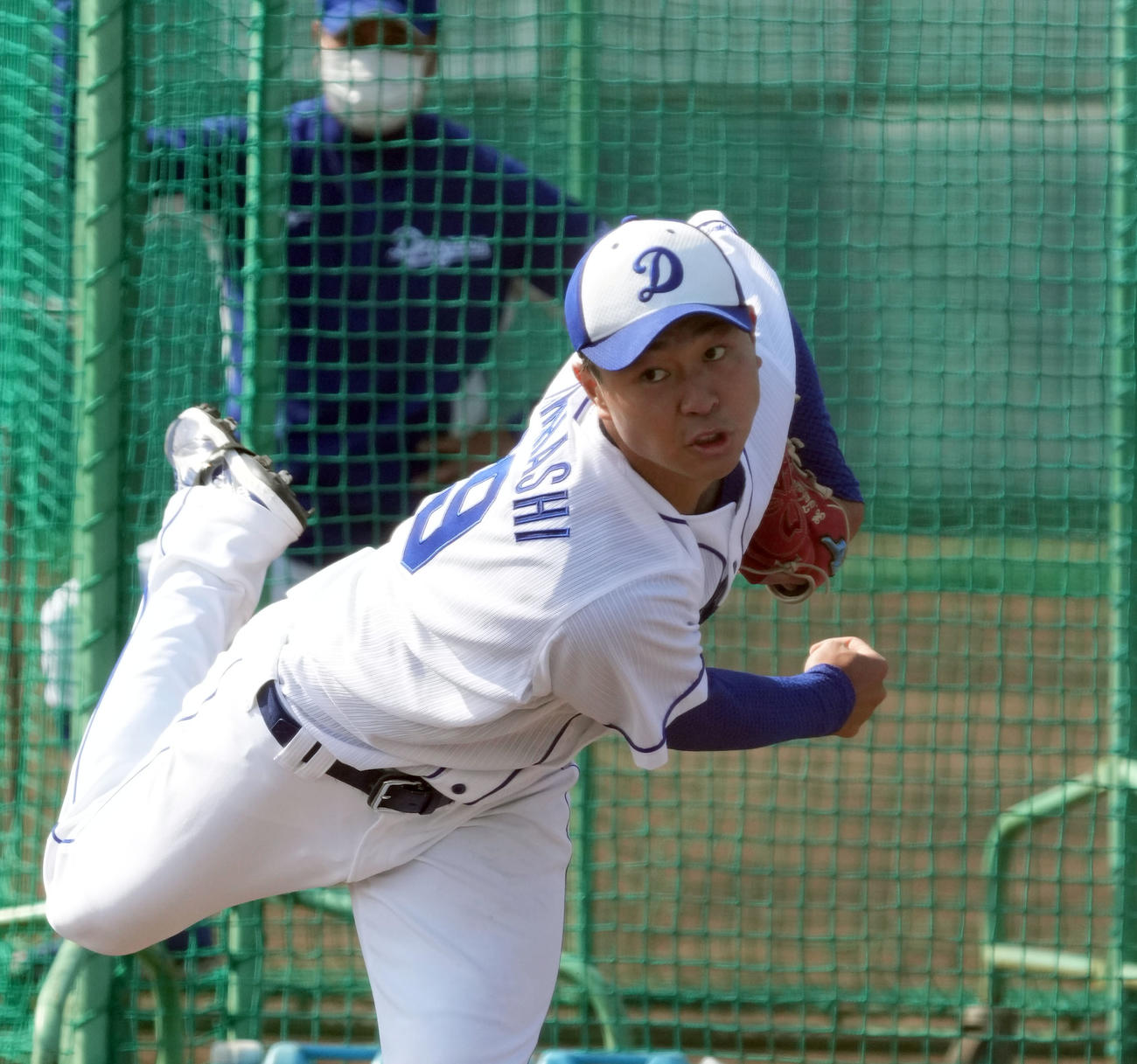 中日練習　ブルペンで投球練習をする高橋宏（撮影・森本幸一）