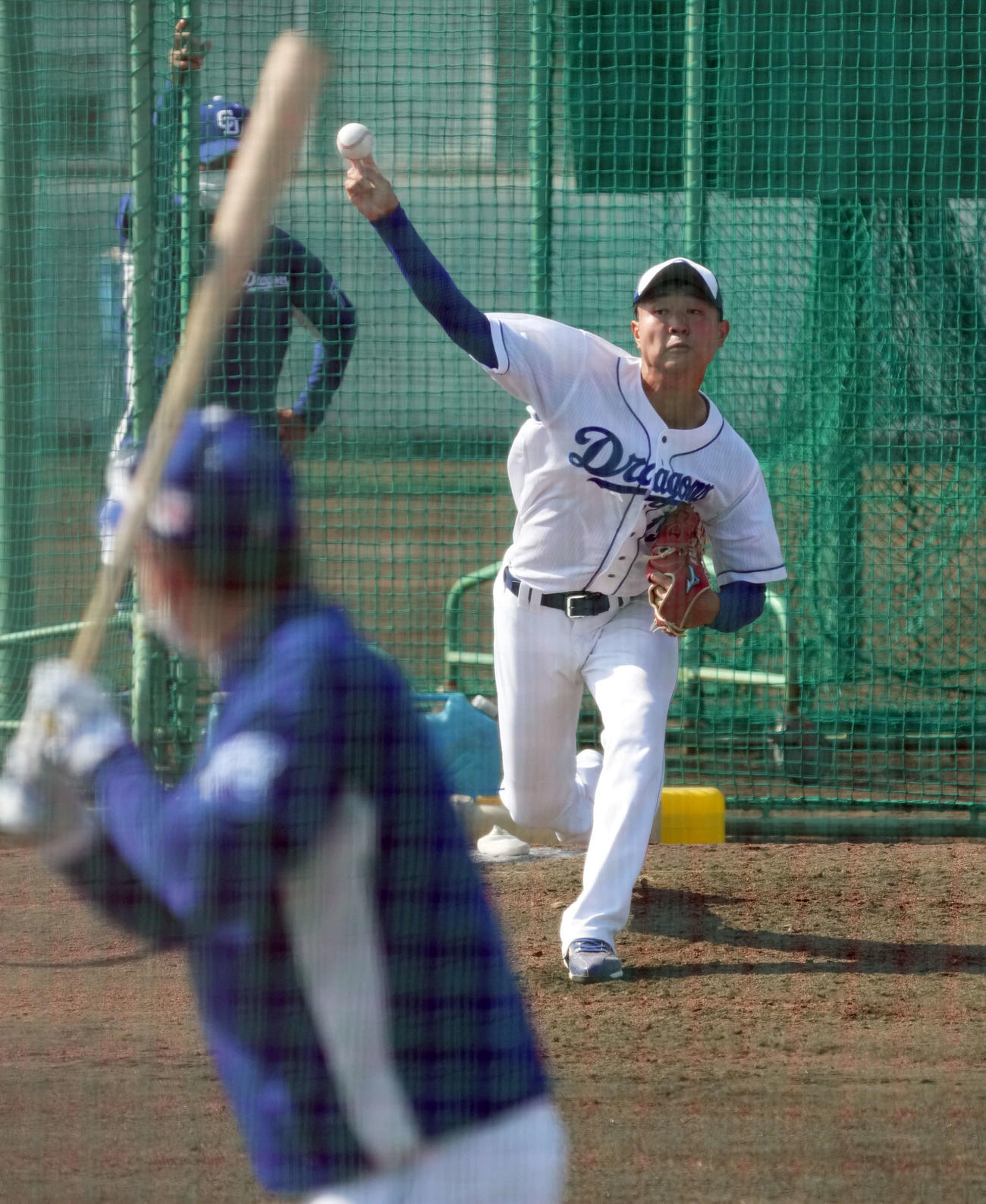 打席に立浪監督が入る中でブルペン投球をする中日高橋宏（撮影・森本幸一）