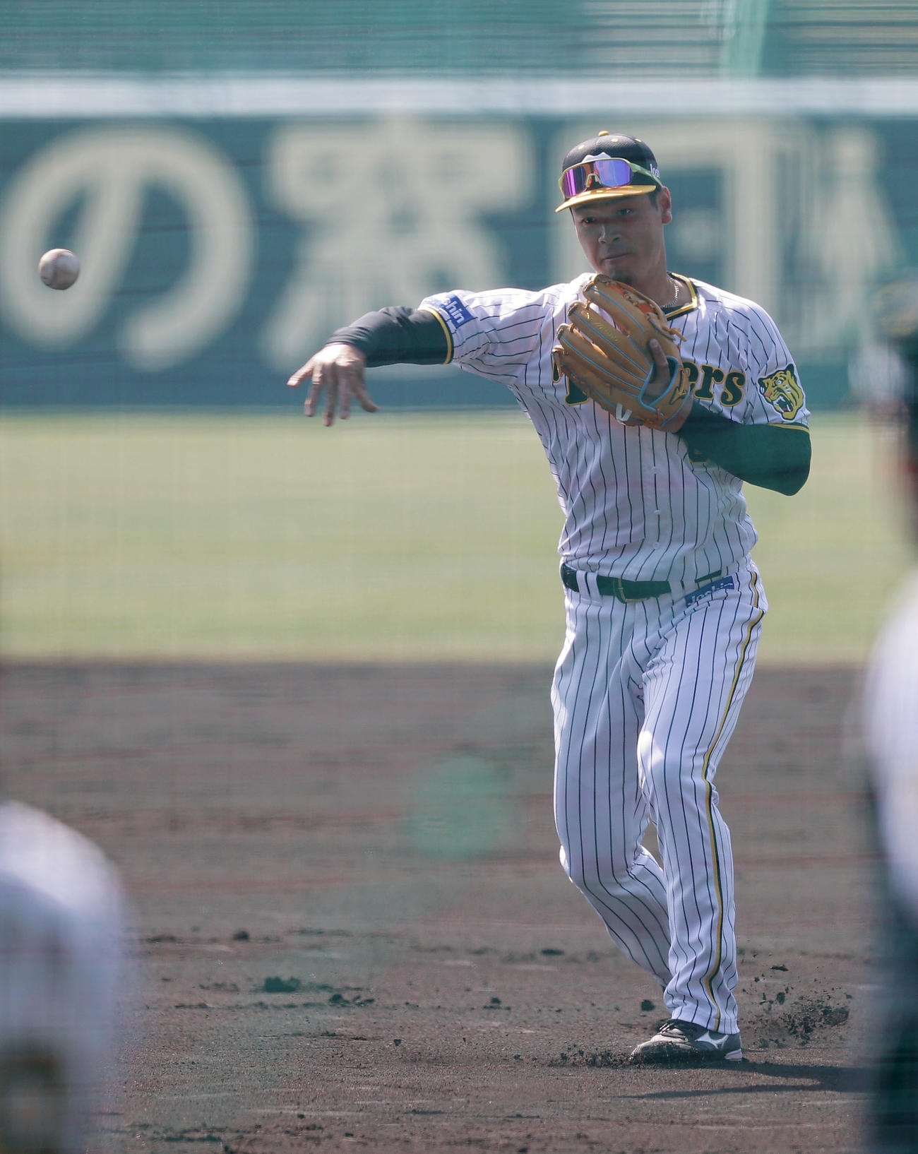 二塁でシートノックを受ける阪神佐藤輝（撮影・前田充）