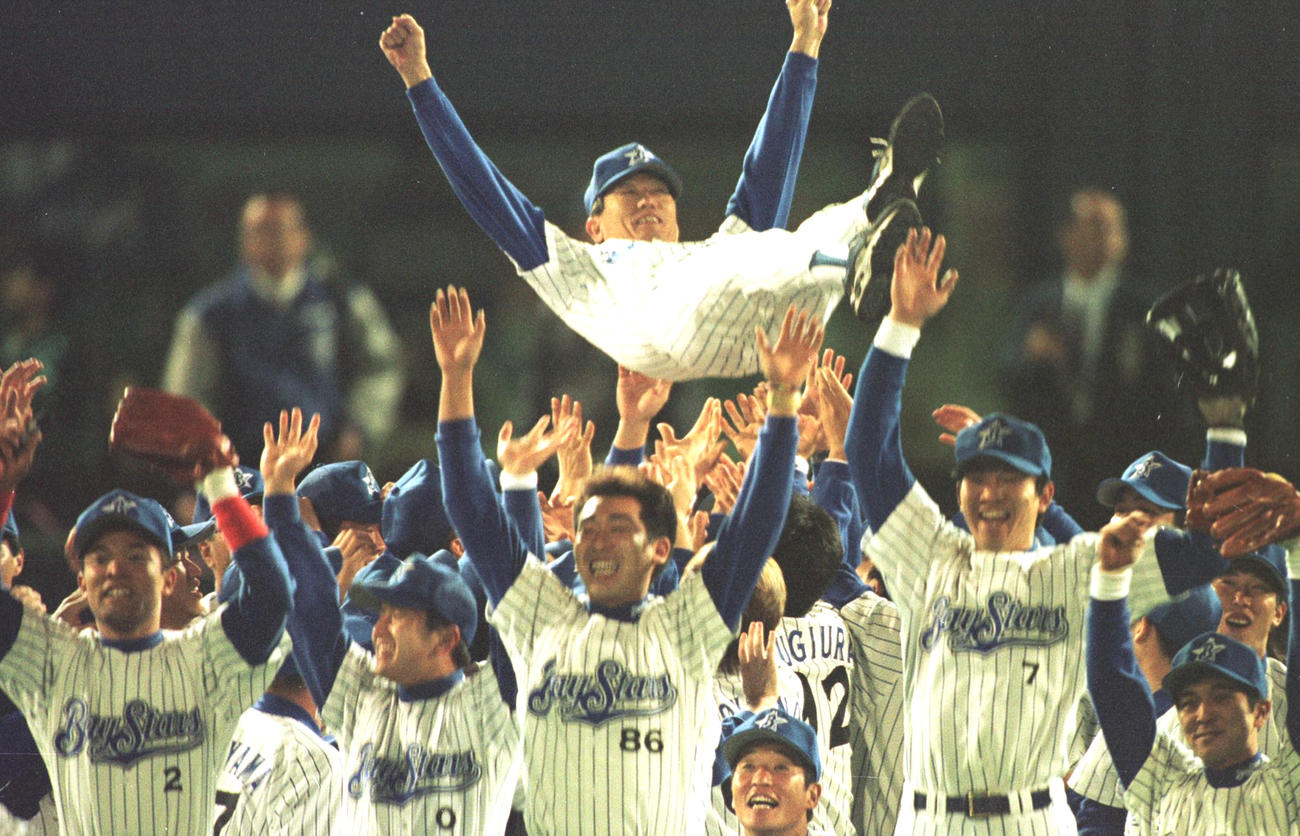 98年10月26日、日本シリーズ第6戦　横浜対西武　日本一となった横浜権藤博監督は胴上げされ宙を舞う