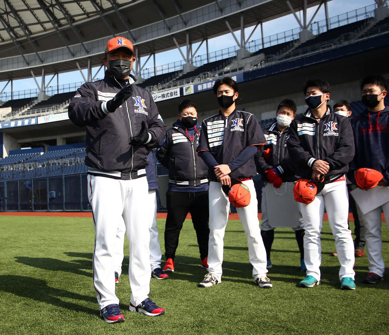 選手に指示を出す橋上監督