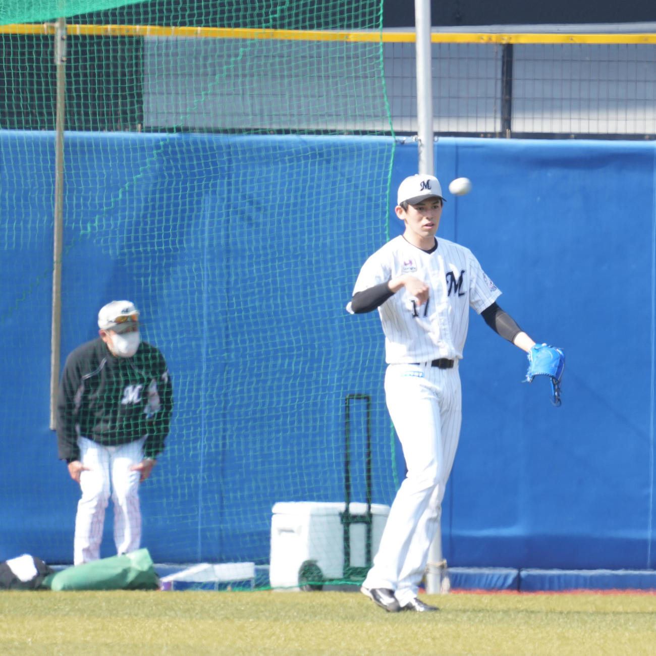 試合前の練習に臨むロッテ佐々木朗（撮影・小沢裕）