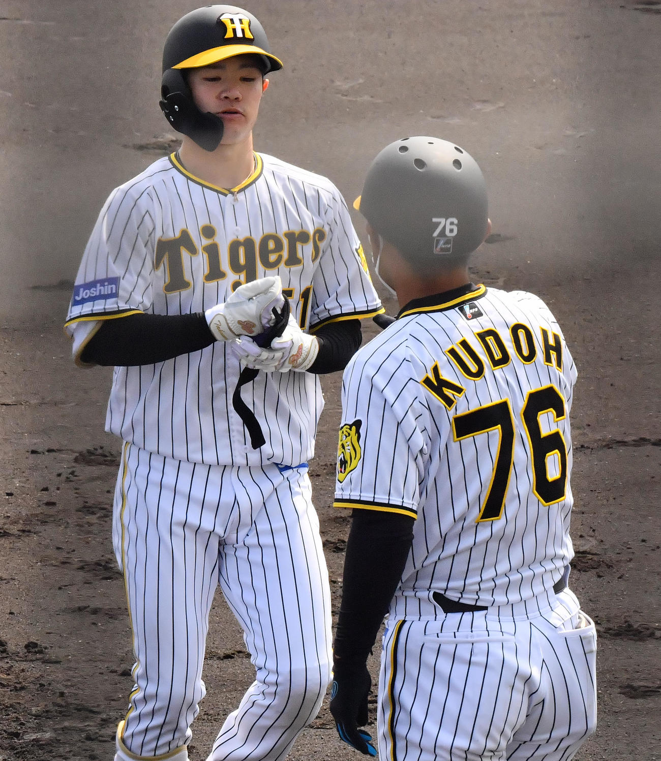 教育リーグ阪神対中日　1回裏阪神1死、中前打を放った中野（左）は工藤コーチをタッチする（撮影・和賀正仁）
