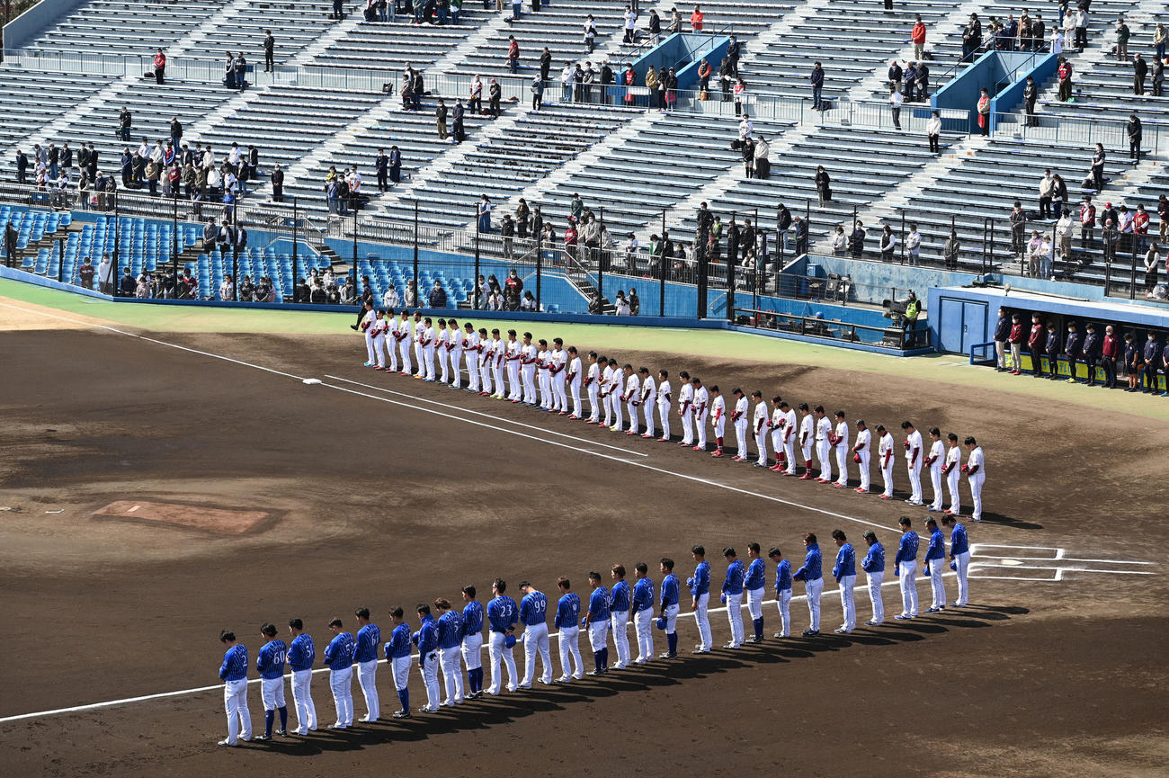 楽天対DeNA　試合前に黙とうをささげる両チームの選手（撮影・滝沢徹郎）