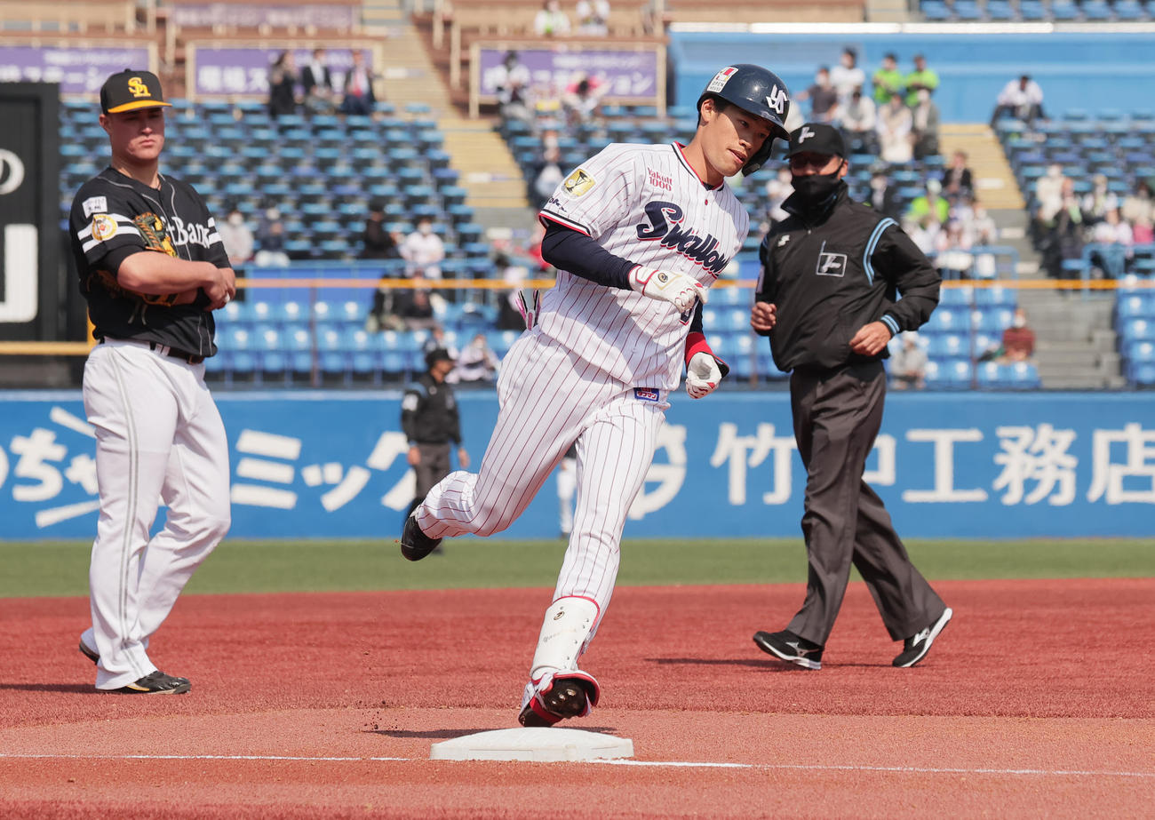 ヤクルト対ソフトバンク　1回裏ヤクルト無死、先制本塁打を放ち三塁を回る塩見（撮影・野上伸悟）