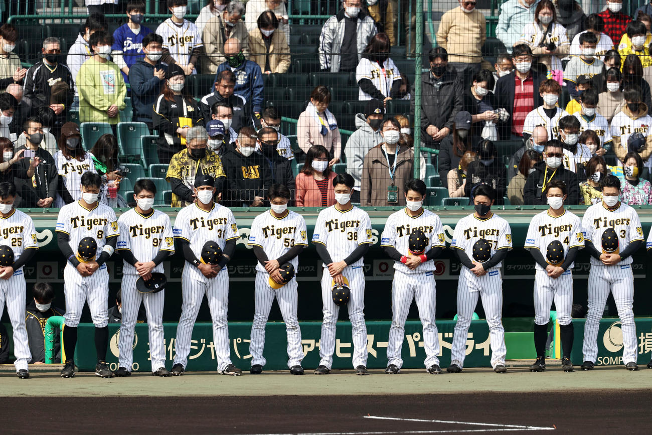 阪神対中日　東日本大震災の被災者へ黙とうをささげる阪神ナインたち（撮影・加藤哉）