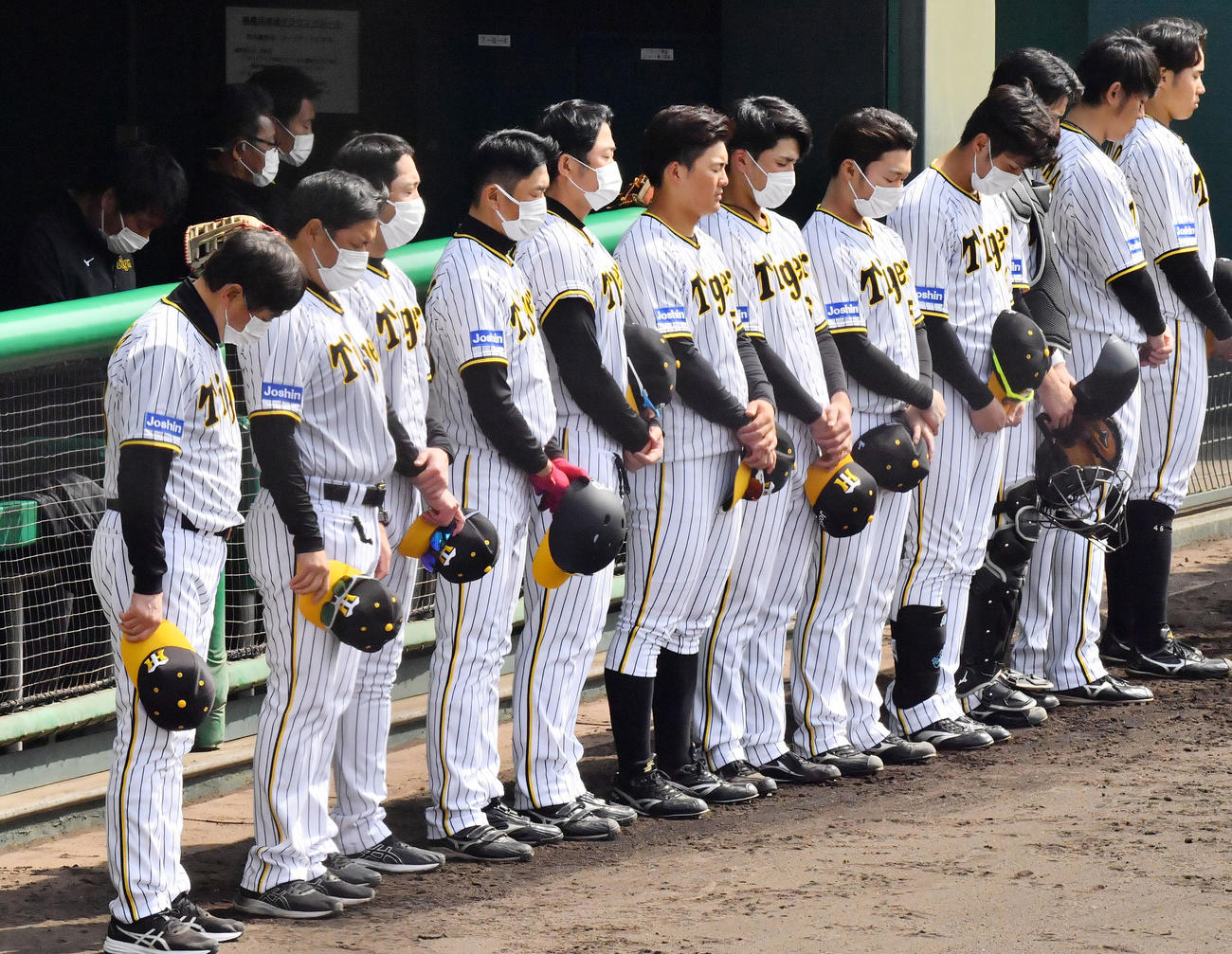 東日本大震災を悼み黙とうする阪神平田2軍監督（左）とナイン（撮影・和賀正仁）