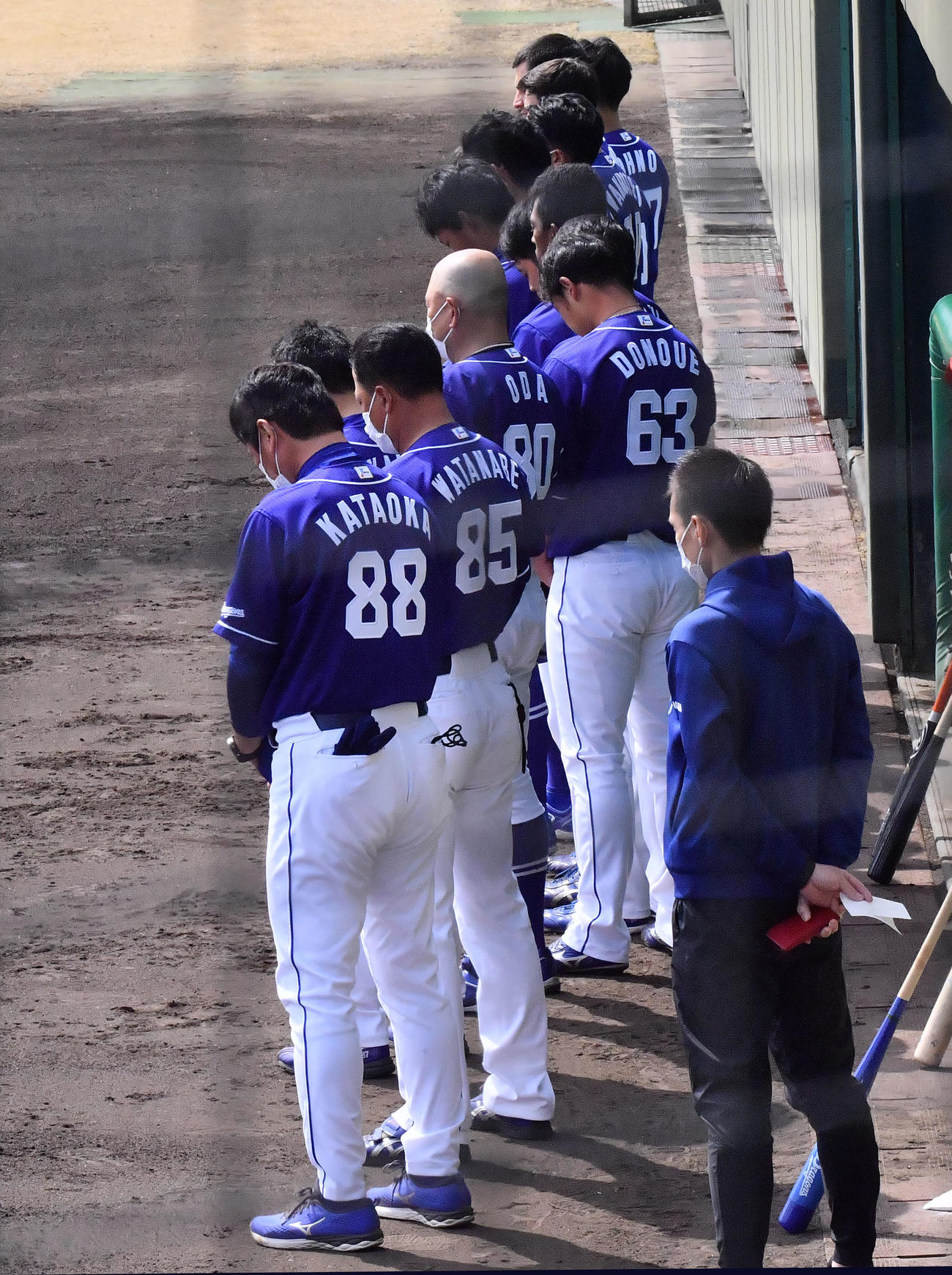 教育リーグの阪神戦で黙とうをささげる中日ナイン（撮影・和賀正仁）