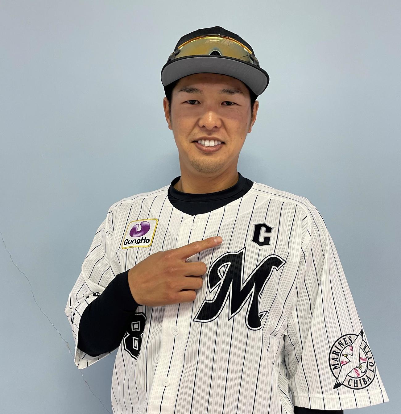 ロッテ中村奨吾内野手の付けるキャプテンマークが新調された（球団提供）