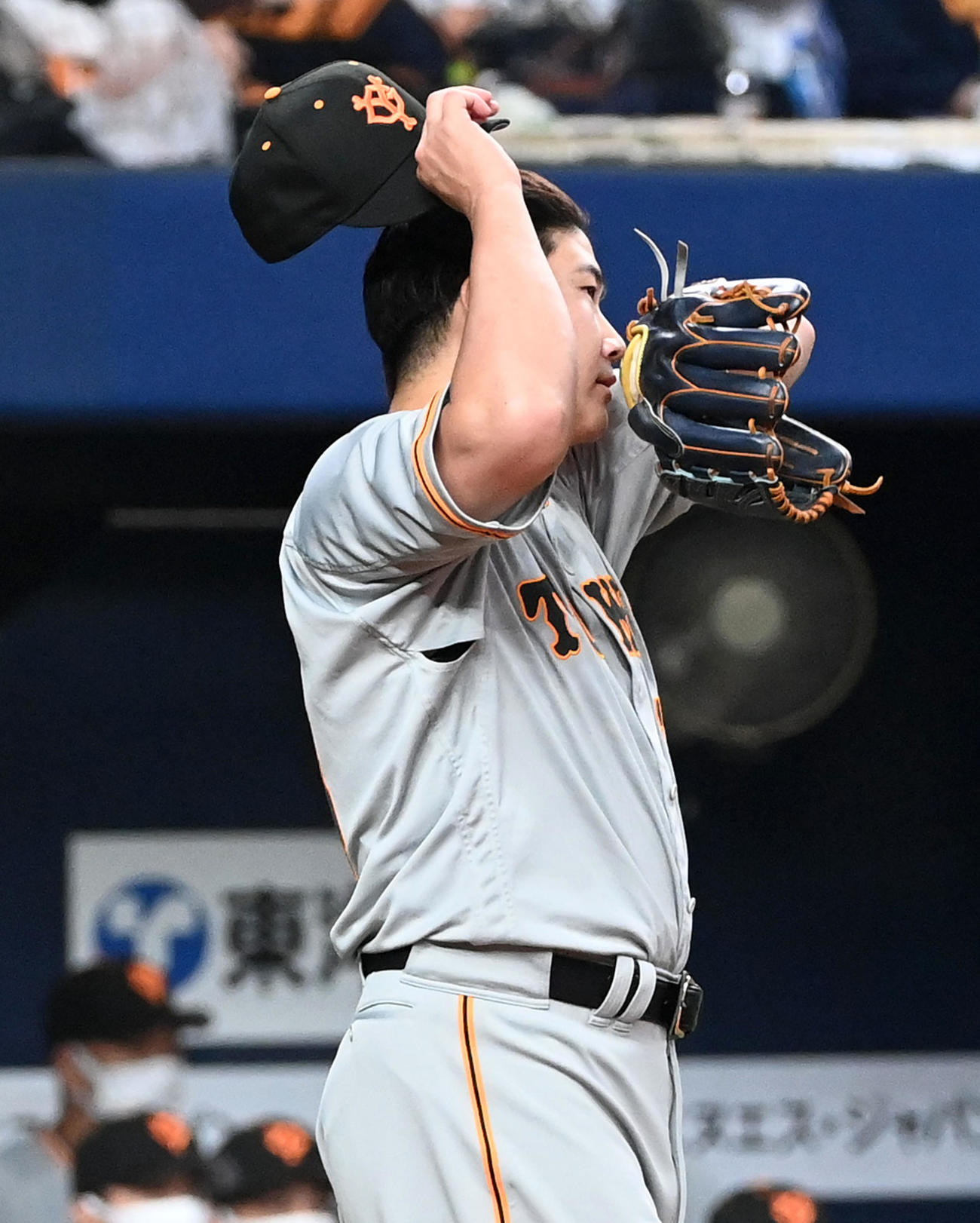 オリックス対巨人　1回裏オリックス1死一、二塁、杉本に中前先制適時打を打たれがっくりする巨人菅野（撮影・前岡正明）