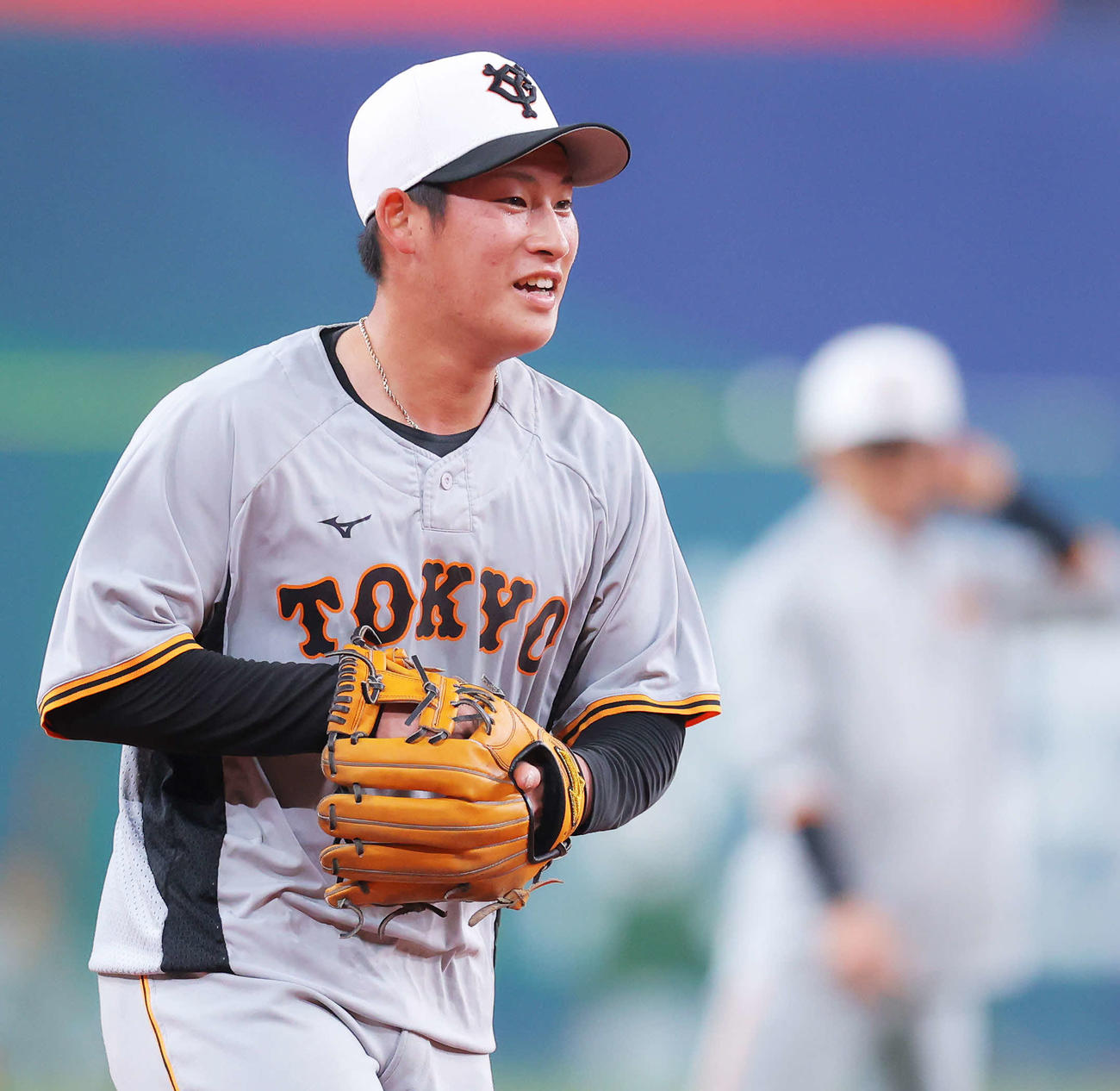 オリックス対巨人　試合前、ノックを受ける巨人増田陸（撮影・河田真司）