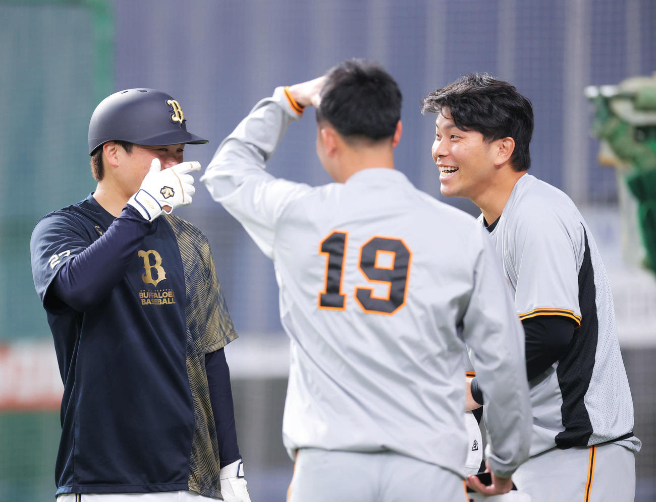 オリックス対巨人　試合前、笑顔で会話する、左からオリックス伏見、巨人山崎伊、大城（撮影・河田真司）