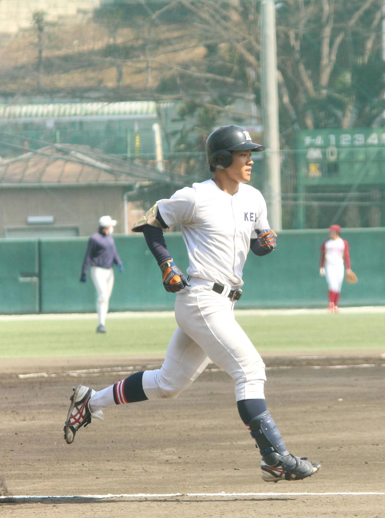名城大対慶大　1回裏慶大2死、右中間に先制のソロ本塁打を放ちダイヤモンドを一周する下山（撮影・保坂恭子）