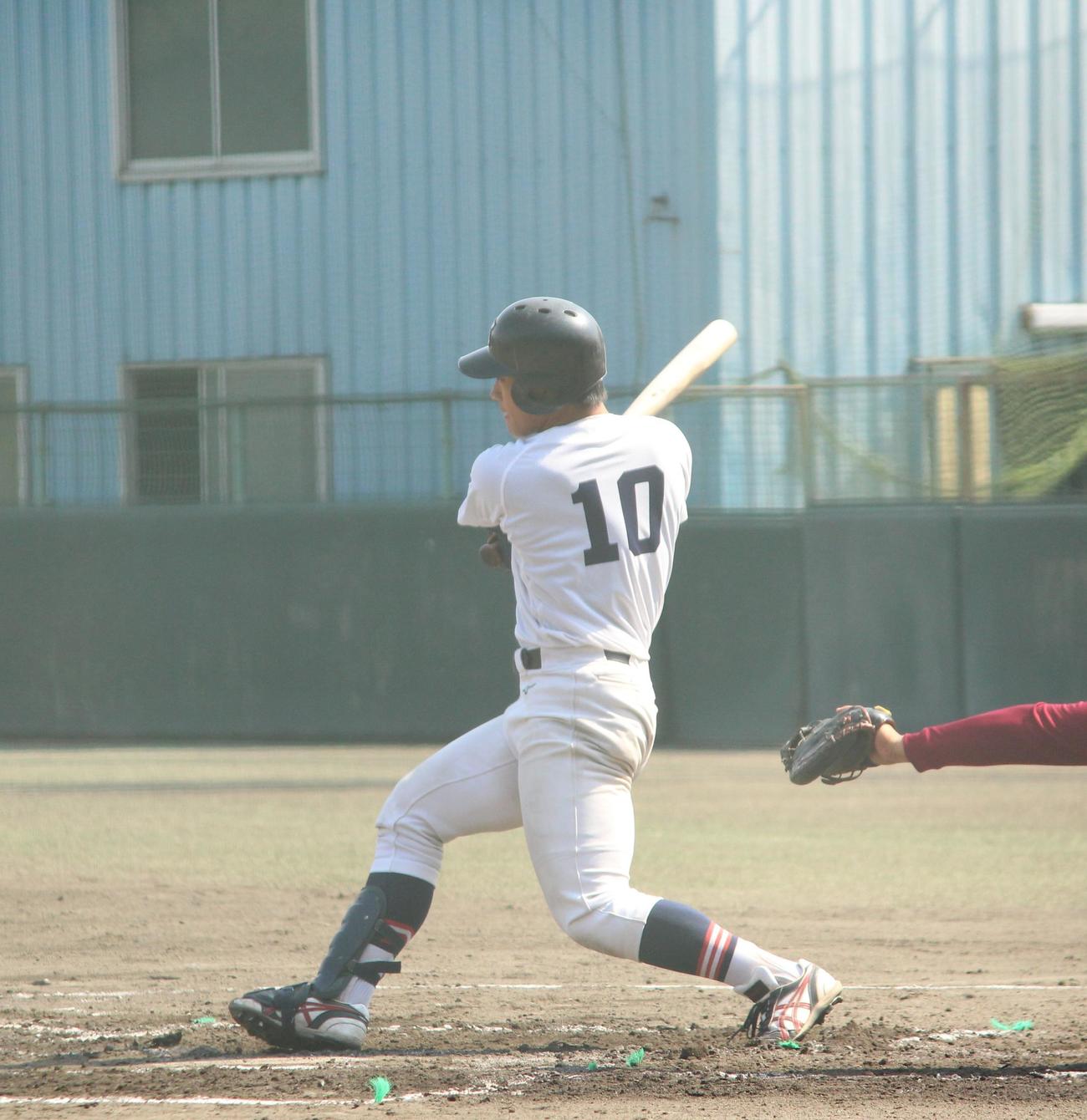 名城大対慶大　1回裏慶大2死、右中間にオープン戦第1号となる先制のソロ本塁打を放った下山（撮影・保坂恭子）