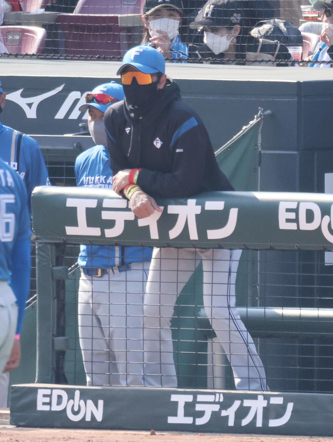 オープン戦広島対日本ハム　7回表日本ハム、ベンチの新庄監督（撮影・加藤孝規）