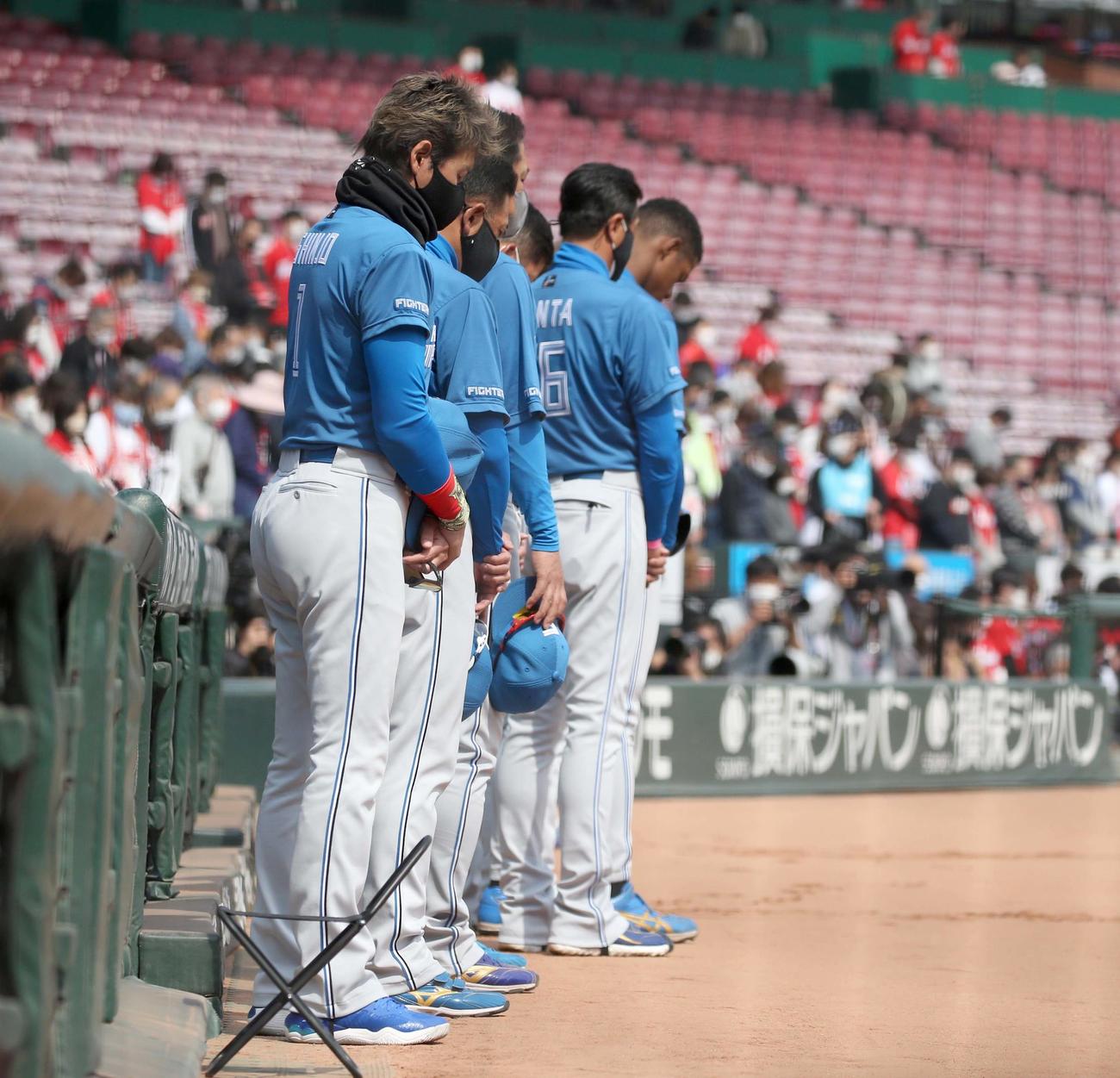 広島対日本ハム　試合前、東日本大震災の犠牲者を偲び黙とうする新庄監督ら日本ハムナイン（撮影・黒川智章）