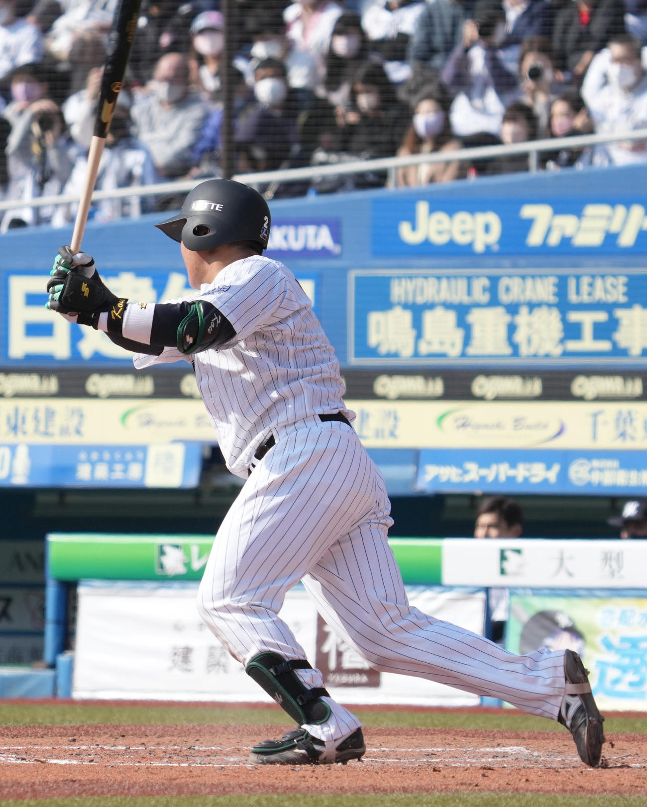ロッテ対西武　5回裏ロッテ2死、松川は右二塁打を放つ（撮影・小沢裕）