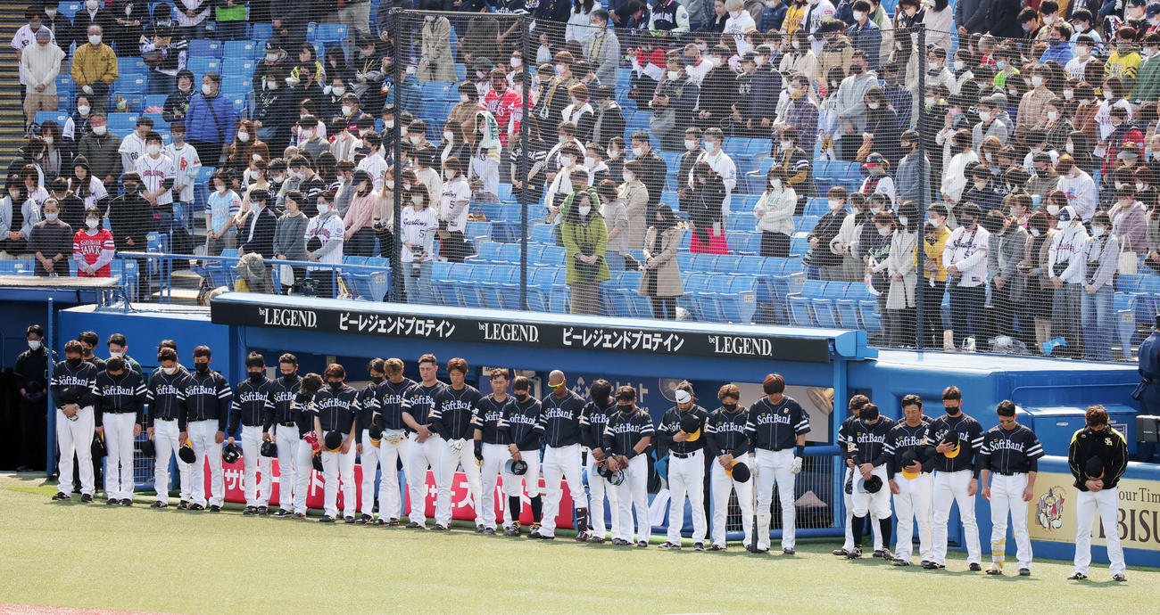 ヤクルト対ソフトバンク　試合前に東日本大震災の犠牲者を悼み黙とうするソフトバンクの選手たち（撮影・野上伸悟）