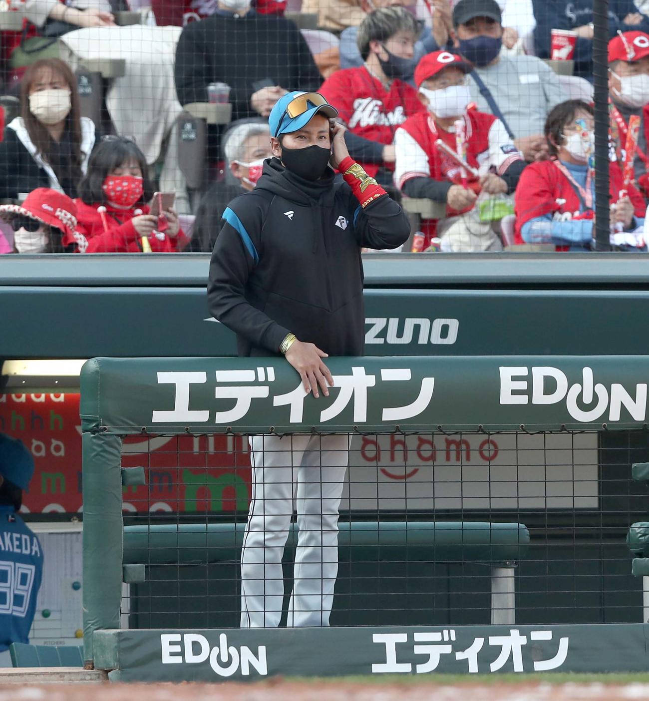 広島対日本ハム　8回裏、ミスが重なり失点し頭をかく新庄監督（撮影・黒川智章）