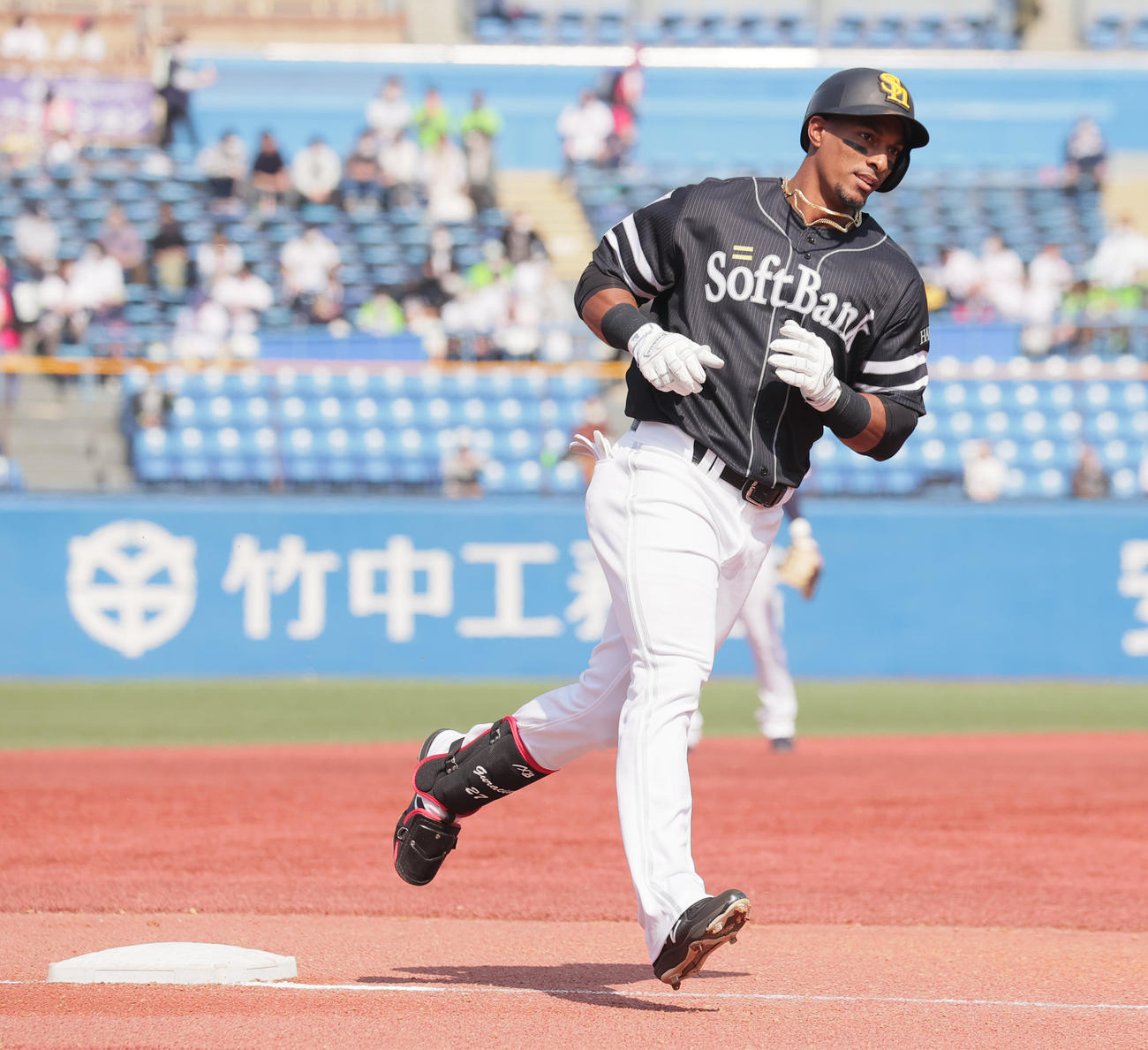 ヤクルト対ソフトバンク　2回表ソフトバンク無死、右越え本塁打を放ち三塁を回るグラシアル（撮影・野上伸悟）