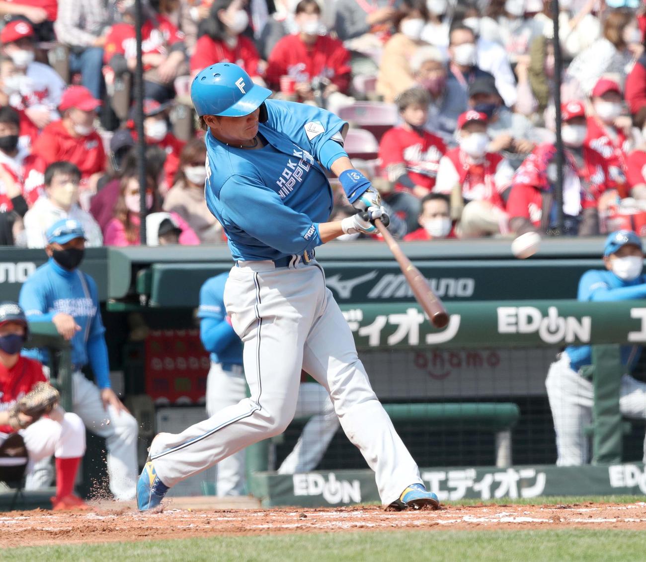 広島対日本ハム　2回表日本ハム2死、左越え本塁打を放つ渡辺（撮影・黒川智章）