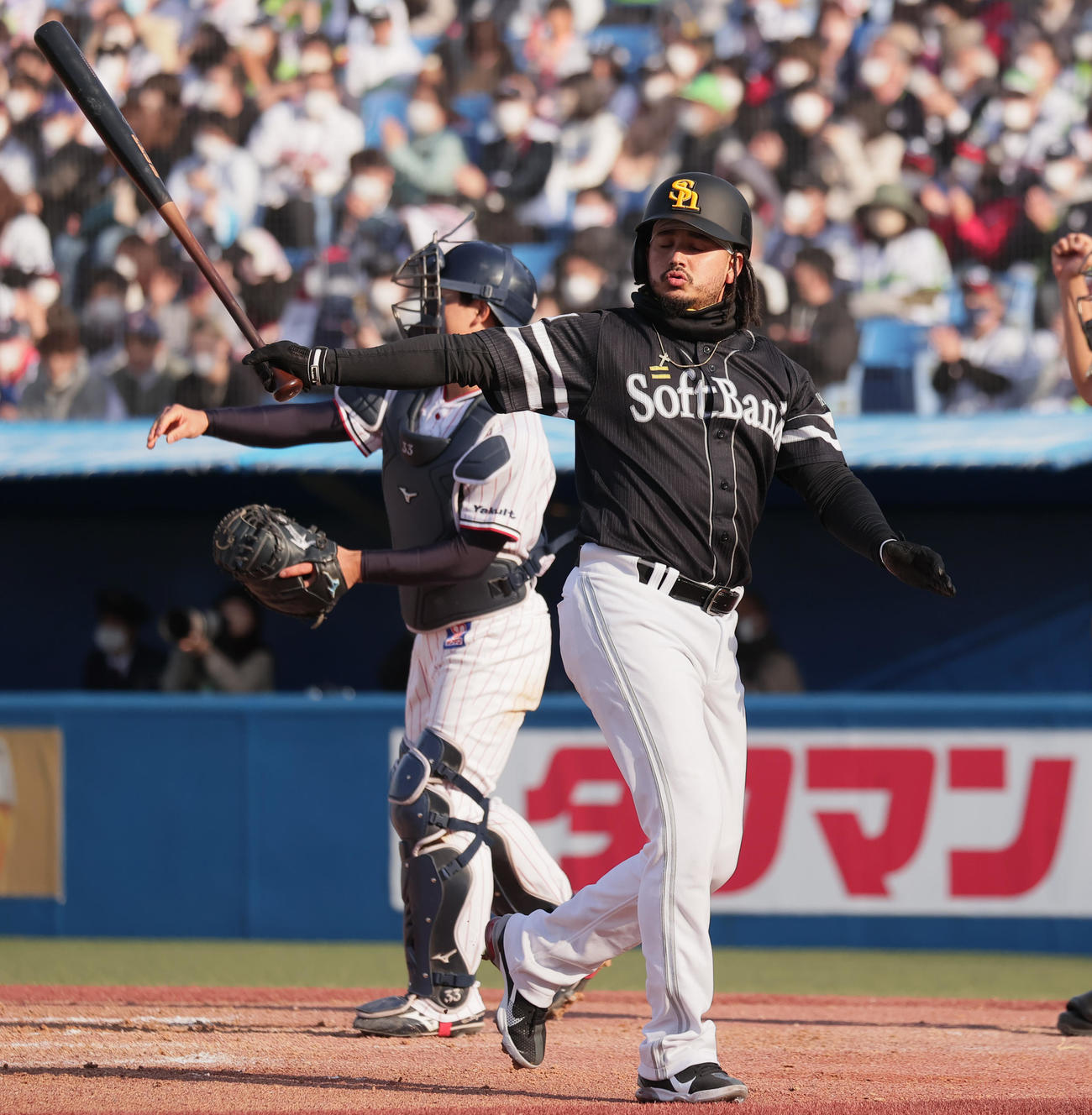 ヤクルト対ソフトバンク　8回表ソフトバンク1死二塁、代打で空振り三振に倒れベンチに戻るガルビス（撮影・野上伸悟）