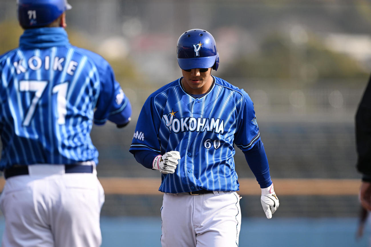 楽天対DeNA 6回表DeNA2死一塁、中前適時打を放った知野（右）は拳を握る（撮影・滝沢徹郎）