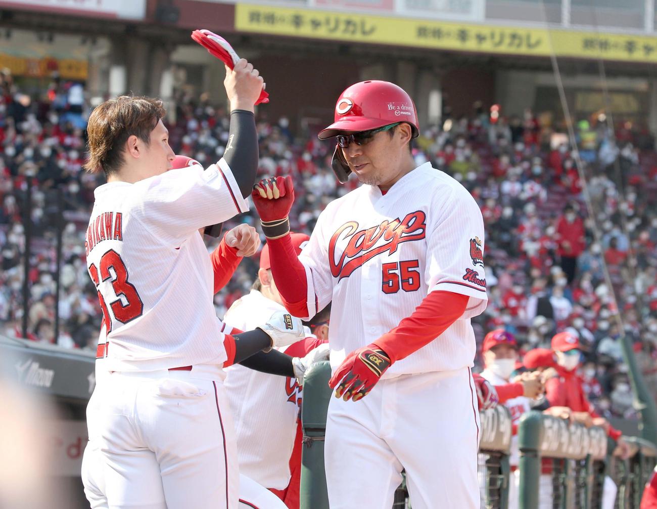 広島対日本ハム　6回裏広島1死、右越え本塁打を放ちナインに出迎えられる松山（撮影・黒川智章）