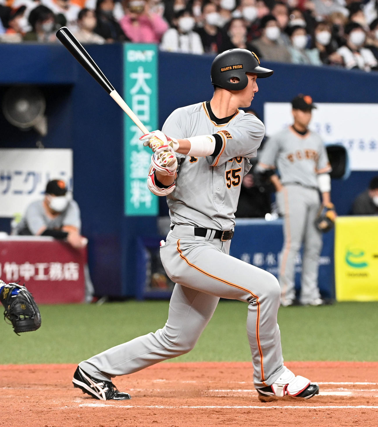 オリックス対巨人　7回表巨人2死一塁、秋広は投手強襲の内野安打を放つ（撮影・前岡正明）
