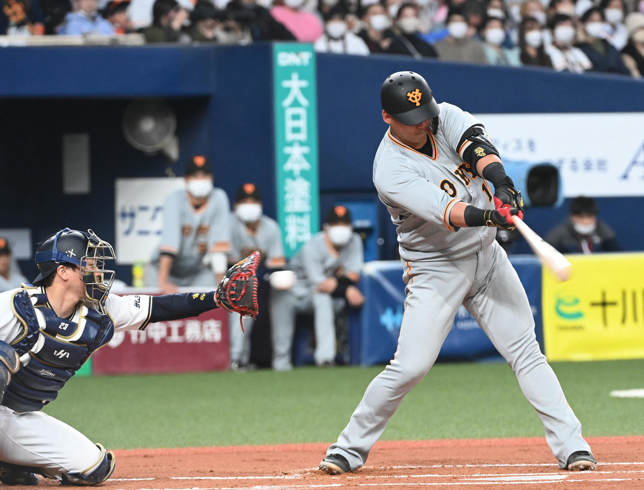 オリックス対巨人　1回表巨人2死満塁、中田は空振りの三振に倒れる（撮影・前岡正明）
