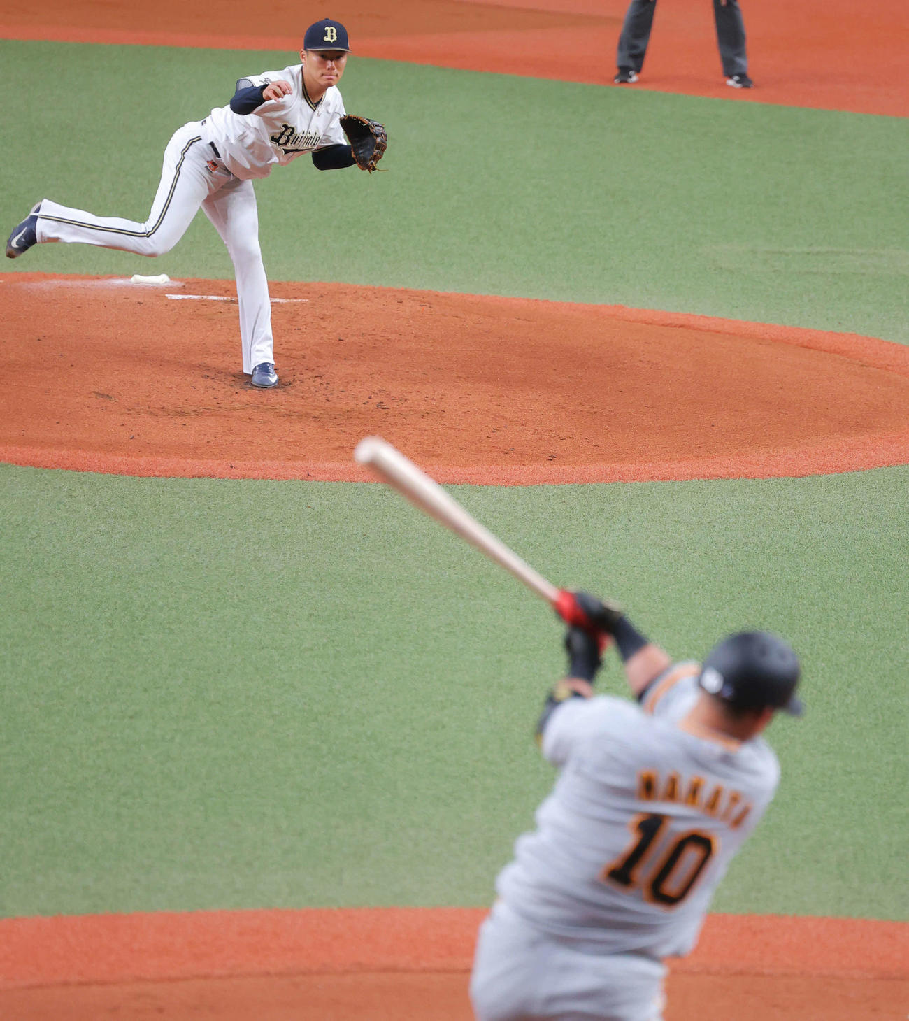 オリックス対巨人　1回表2死満塁、中田を三振に抑えるオリックス先発の山本（撮影・河田真司）