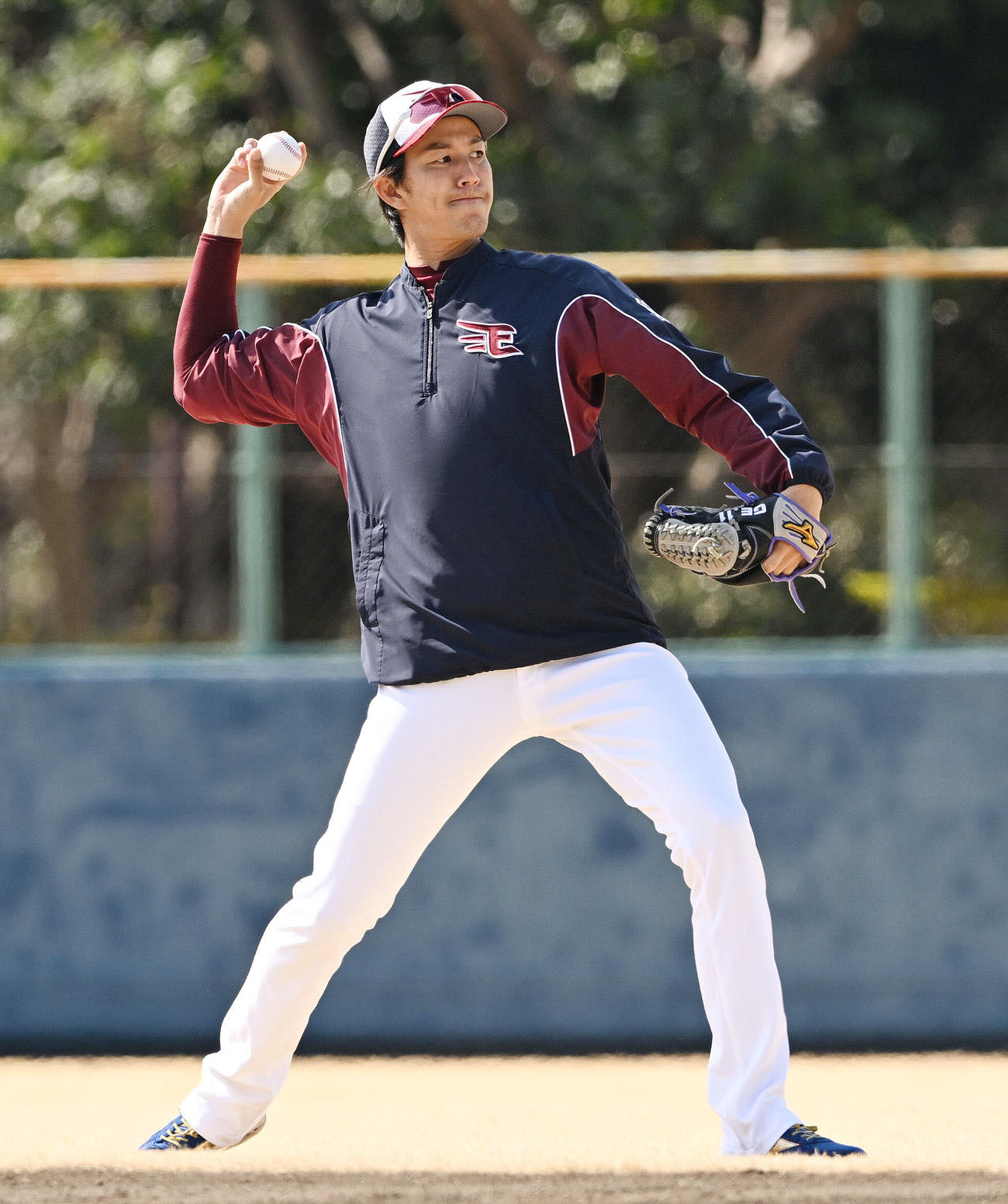楽天対DeNA　試合前練習のキャッチボールで調整する楽天岸（撮影・滝沢徹郎）