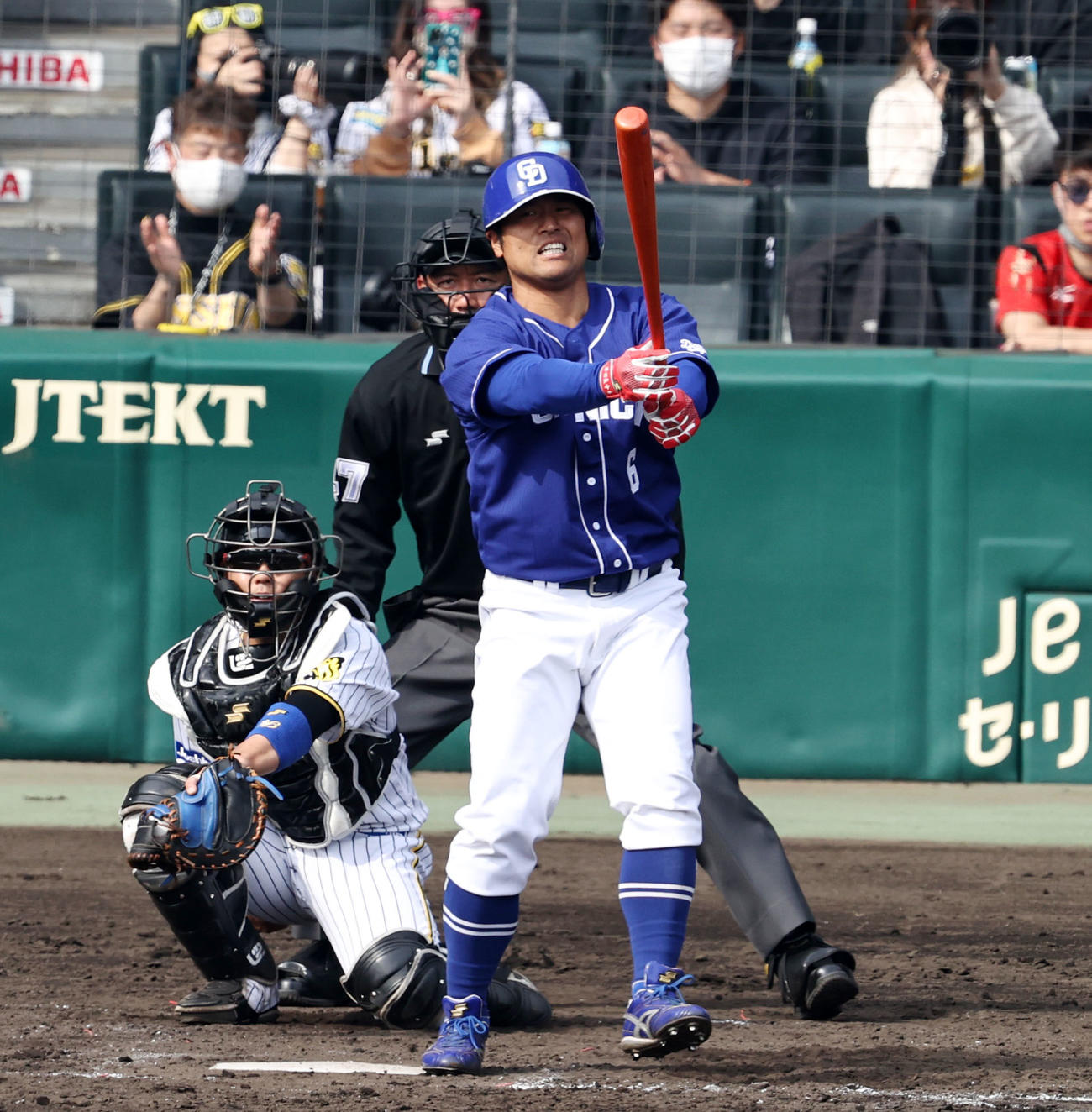 阪神対中日　5回表中日2死、代打平田は空振り三振（撮影・加藤哉）