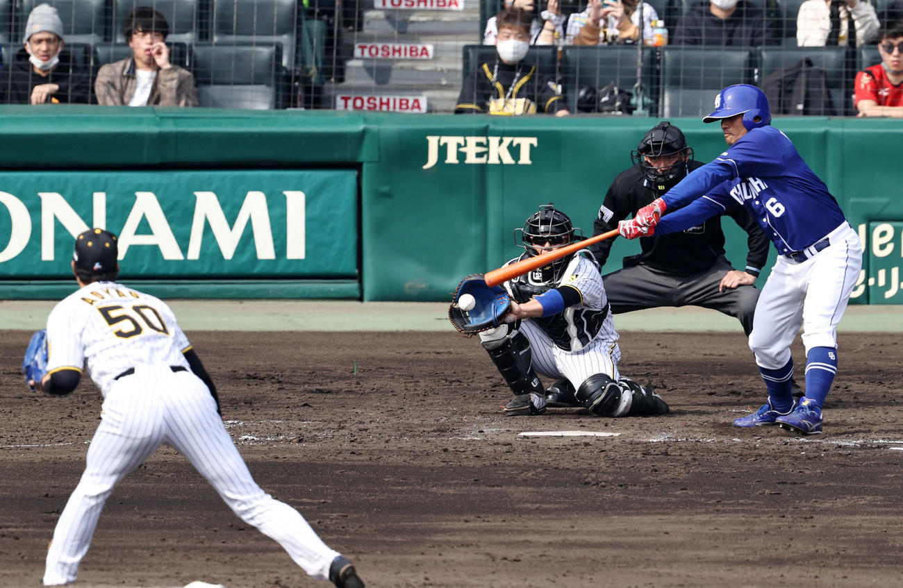 阪神対中日　5回表中日2死、代打平田は空振り三振。投手は青柳（撮影・加藤哉）
