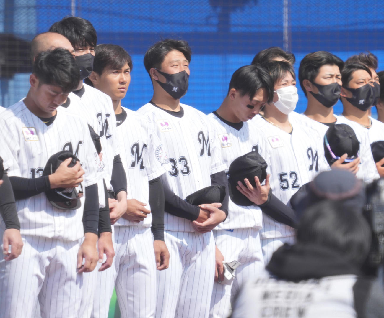 ロッテ対西武　試合前にベンチ前に整列する佐々木朗（左から3人目）らロッテナイン（撮影・小沢裕）