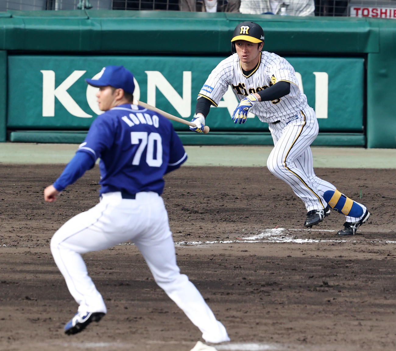 阪神対中日　7回裏阪神無死、近本は右前打を放つ。投手は近藤（撮影・加藤哉）
