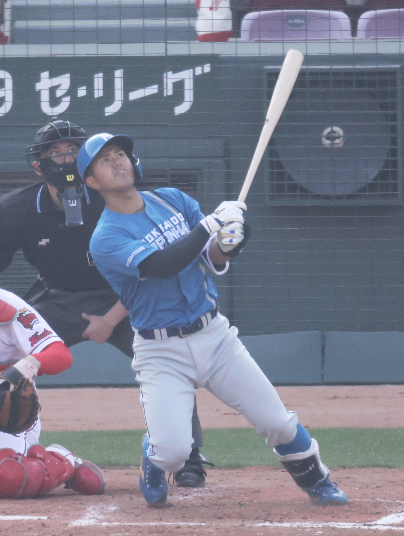 広島対日本ハム　9回表日本ハム2死一、二塁、今川優馬は左越え3点本塁打を放つ（撮影・加藤孝規）
