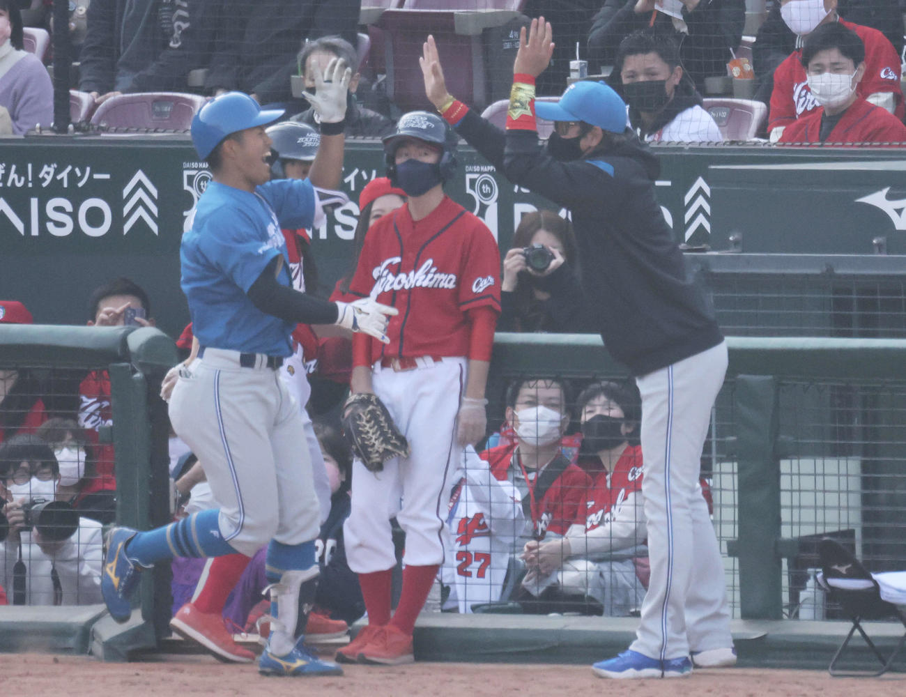 広島対日本ハム　9回表日本ハム2死一、二塁、左越え3点本塁打を放った今川を迎える新庄監督（撮影・加藤孝規）