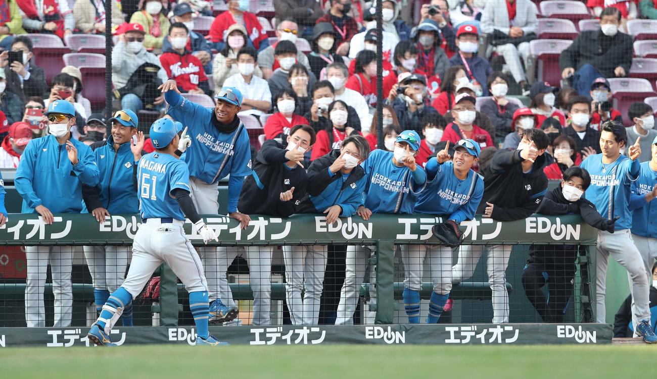 広島対日本ハム　9回表、3点本塁打を放った今川を出迎えるナイン（撮影・黒川智章）
