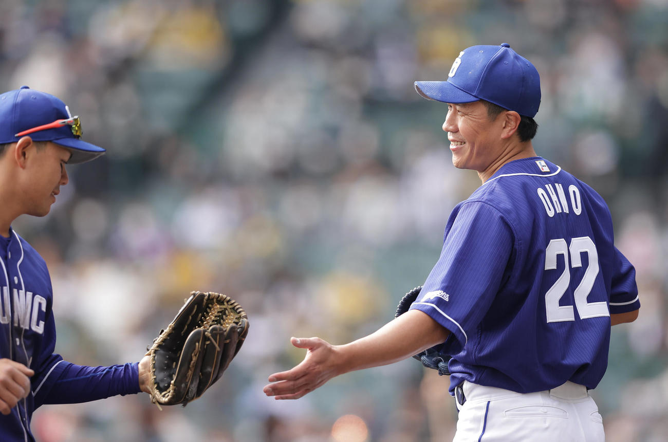 阪神対中日　5回裏を投げ終え、中日高橋周（左）らを笑顔で迎える大野雄（撮影・前田充）